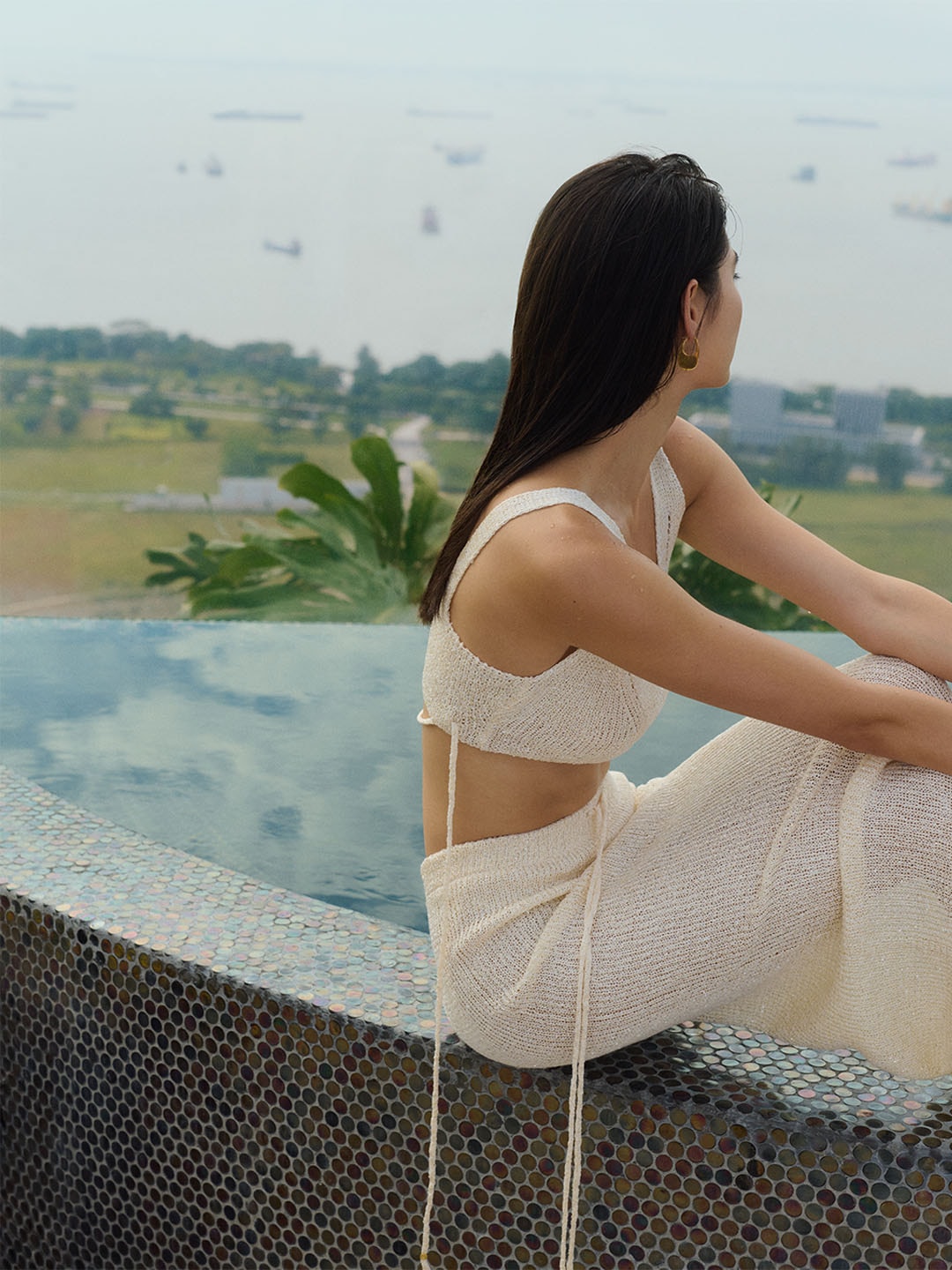 싱가포르의 럭셔리 리조트 마리나 베이 샌즈에서 자쿠지를 즐기는 고객