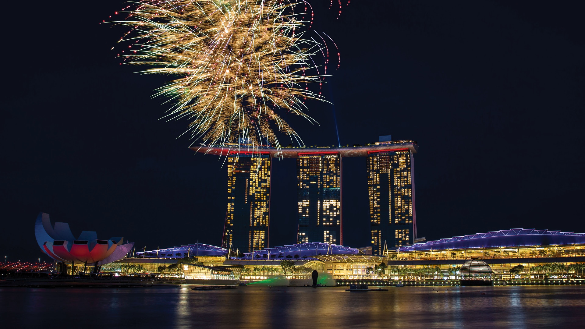 마리나 베이 샌즈의 루프탑에서 구경하는 싱가포르의 국경일 불꽃놀이