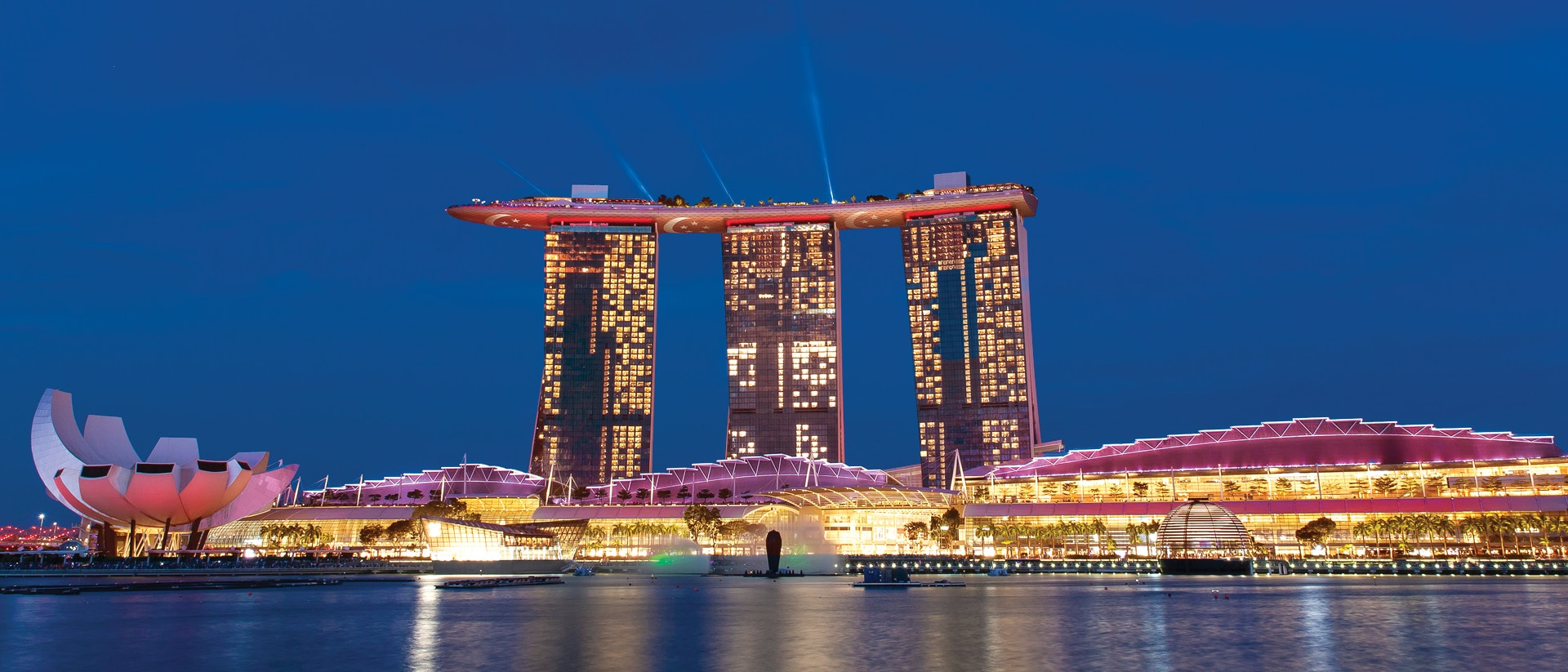 마리나 베이 샌즈 루프탑에서 즐기는 싱가포르 국경일 불꽃놀이