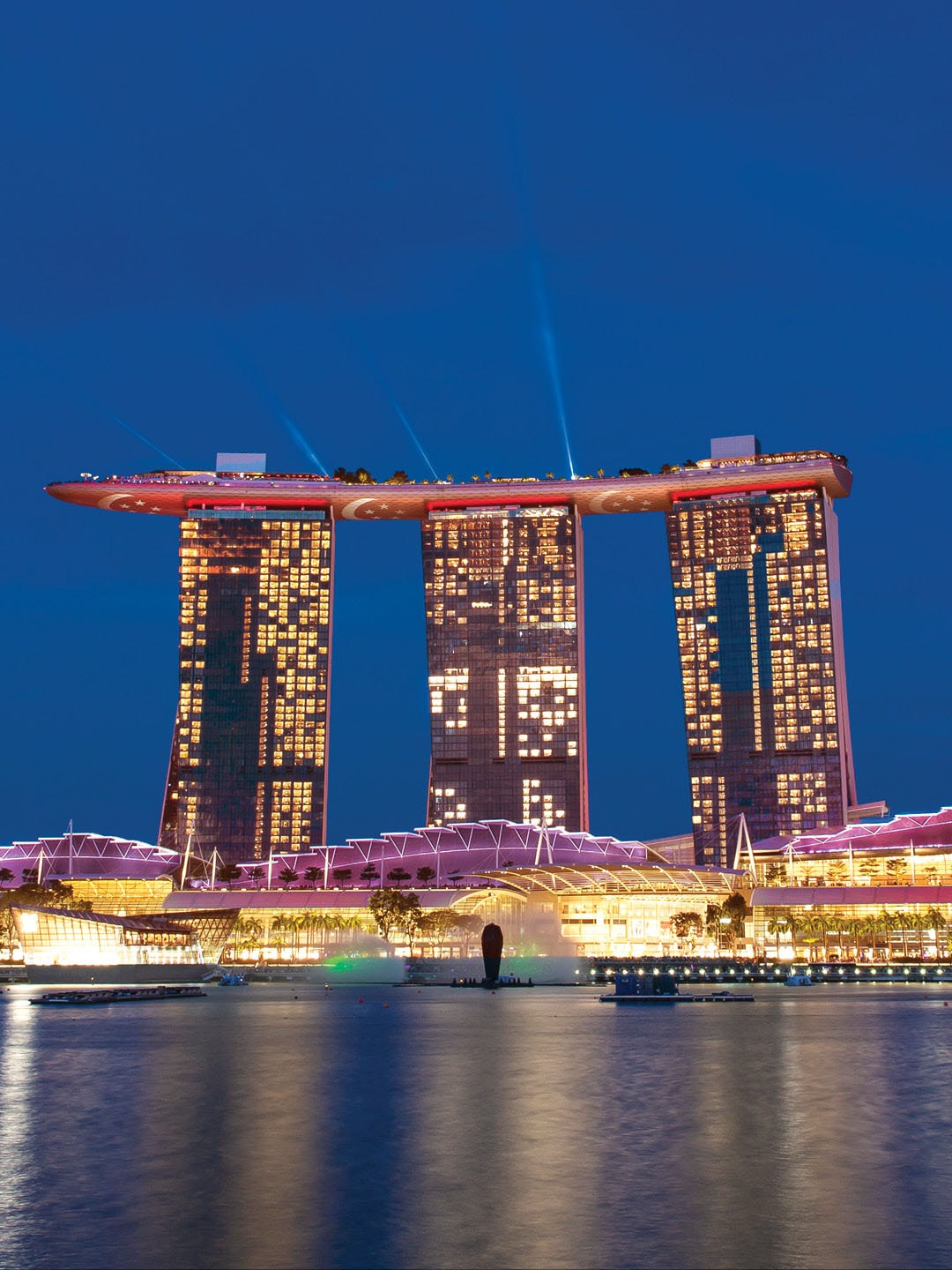 마리나 베이 샌즈 루프탑에서 즐기는 싱가포르 국경일 불꽃놀이