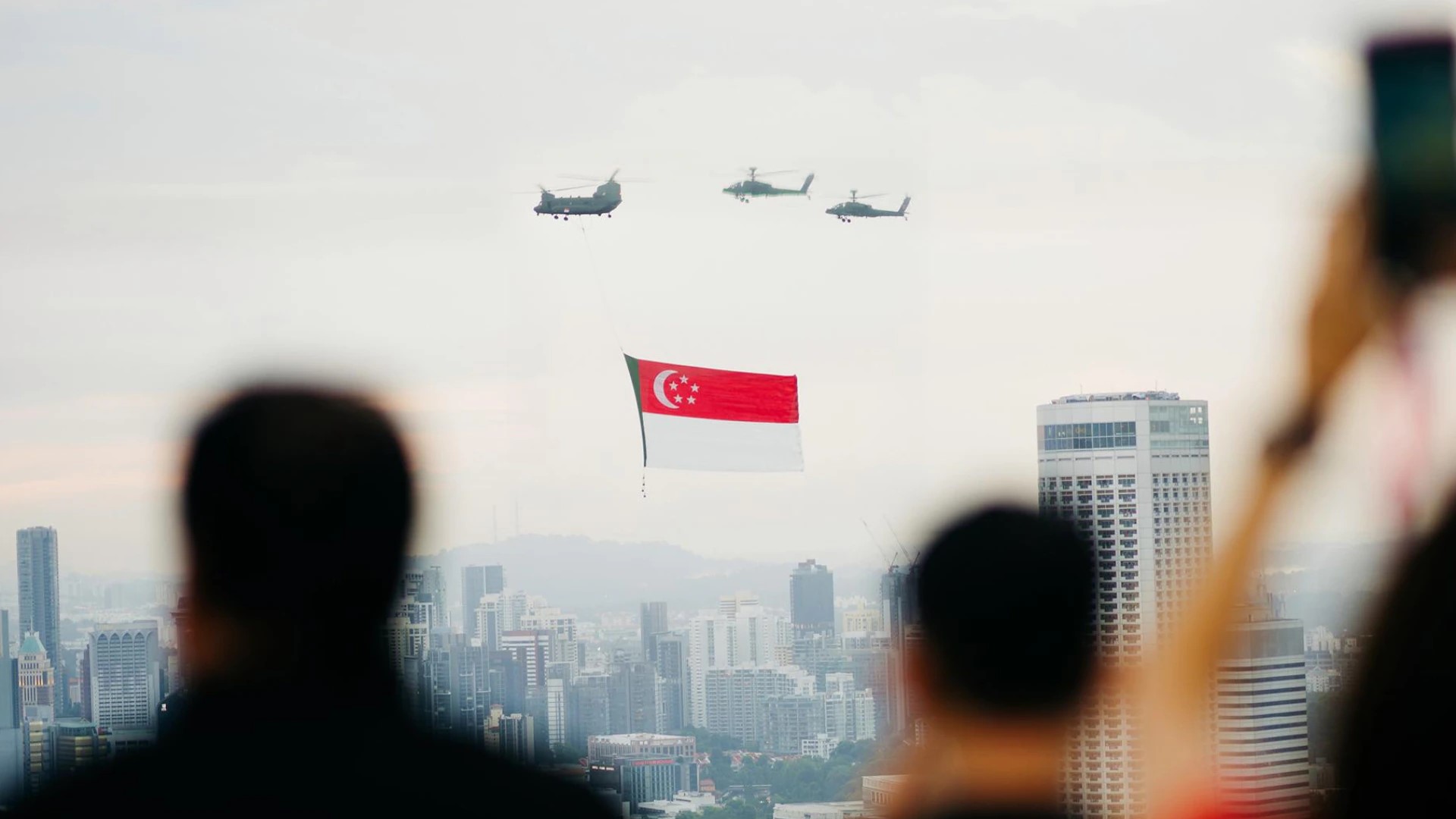 스카이파크 전망대에서 국경일 퍼레이드를 생생하게 만나보세요