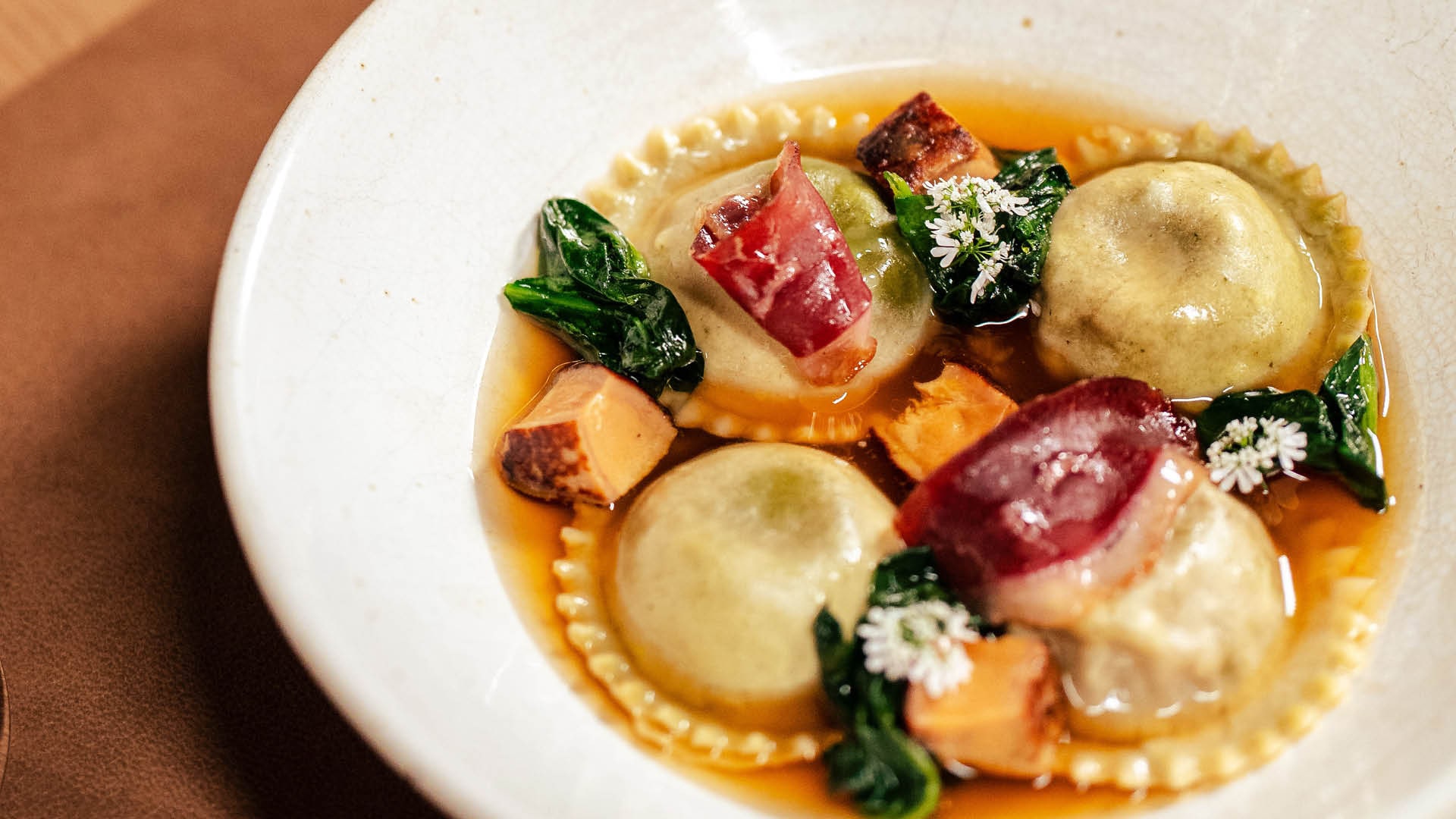 2026년 싱가포르 국경일을 기념하는 싱가포르의 프렌치 레스토랑 Maison Boulud 다이닝 공간