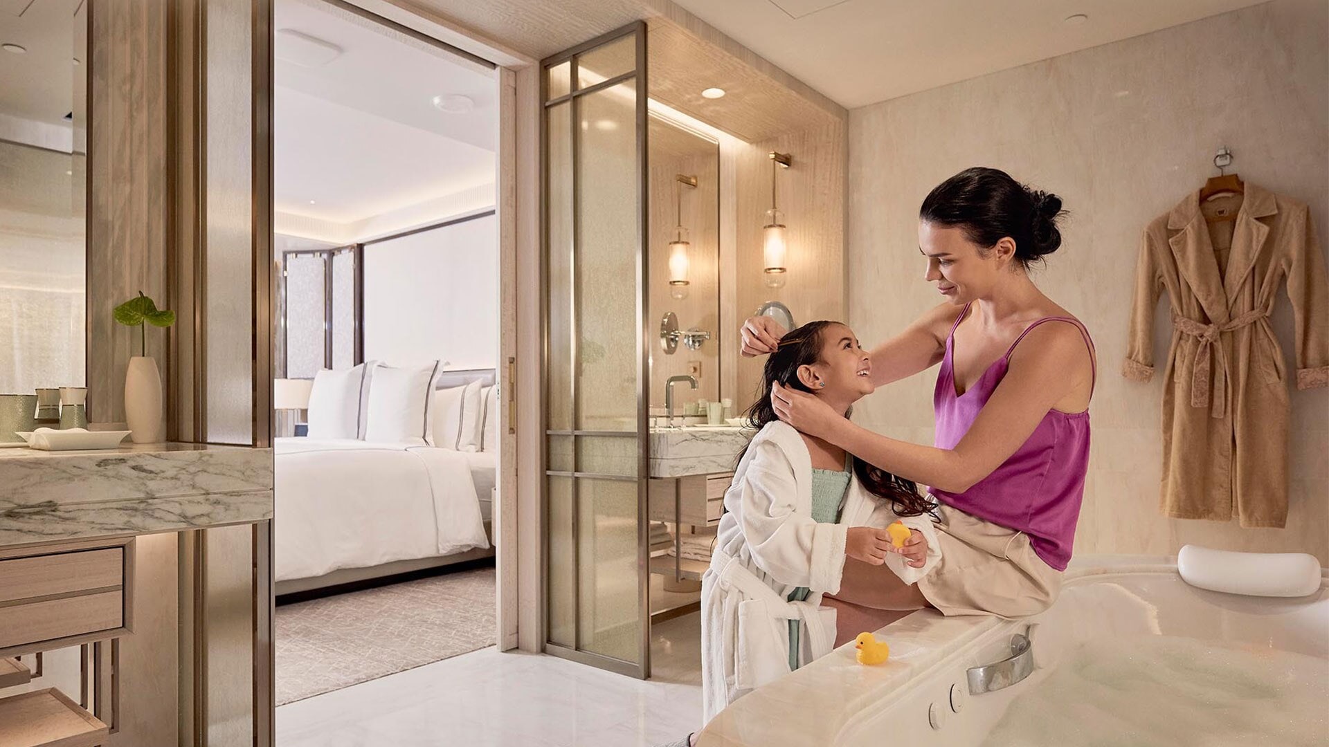 싱가포르 호텔의 가족 객실인 샌즈 패밀리 스위트의 욕실에 있는 어머니와 딸
