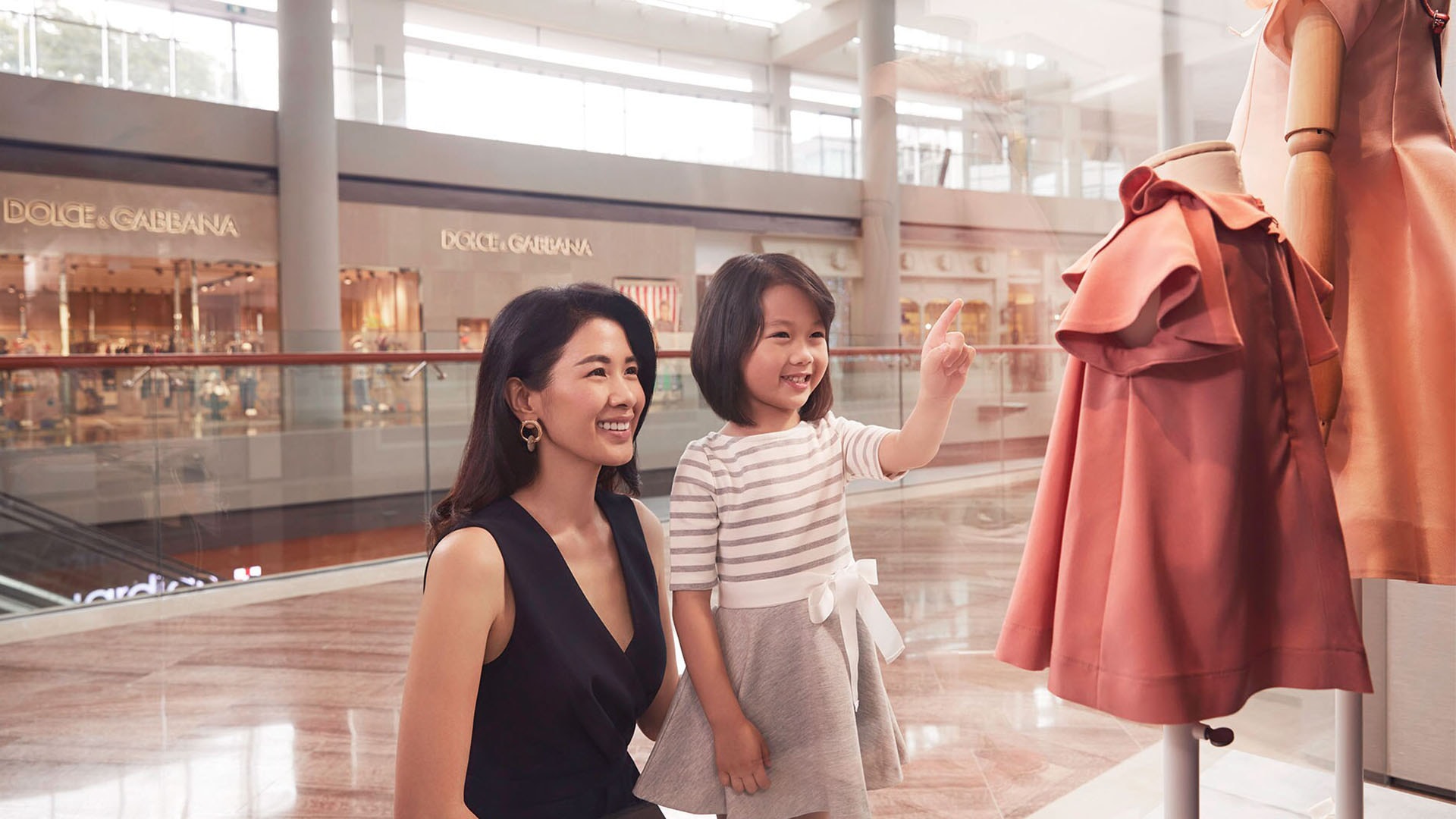 싱가포르의 어린이 친화적인 쇼핑몰에서 쇼핑하기