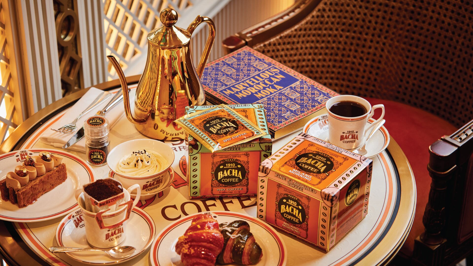싱가포르 [Singapore]의 인기 하이 티 명소인 Bacha Coffee에서 애프터눈 티로 즐기는 케이크와 페이스트리