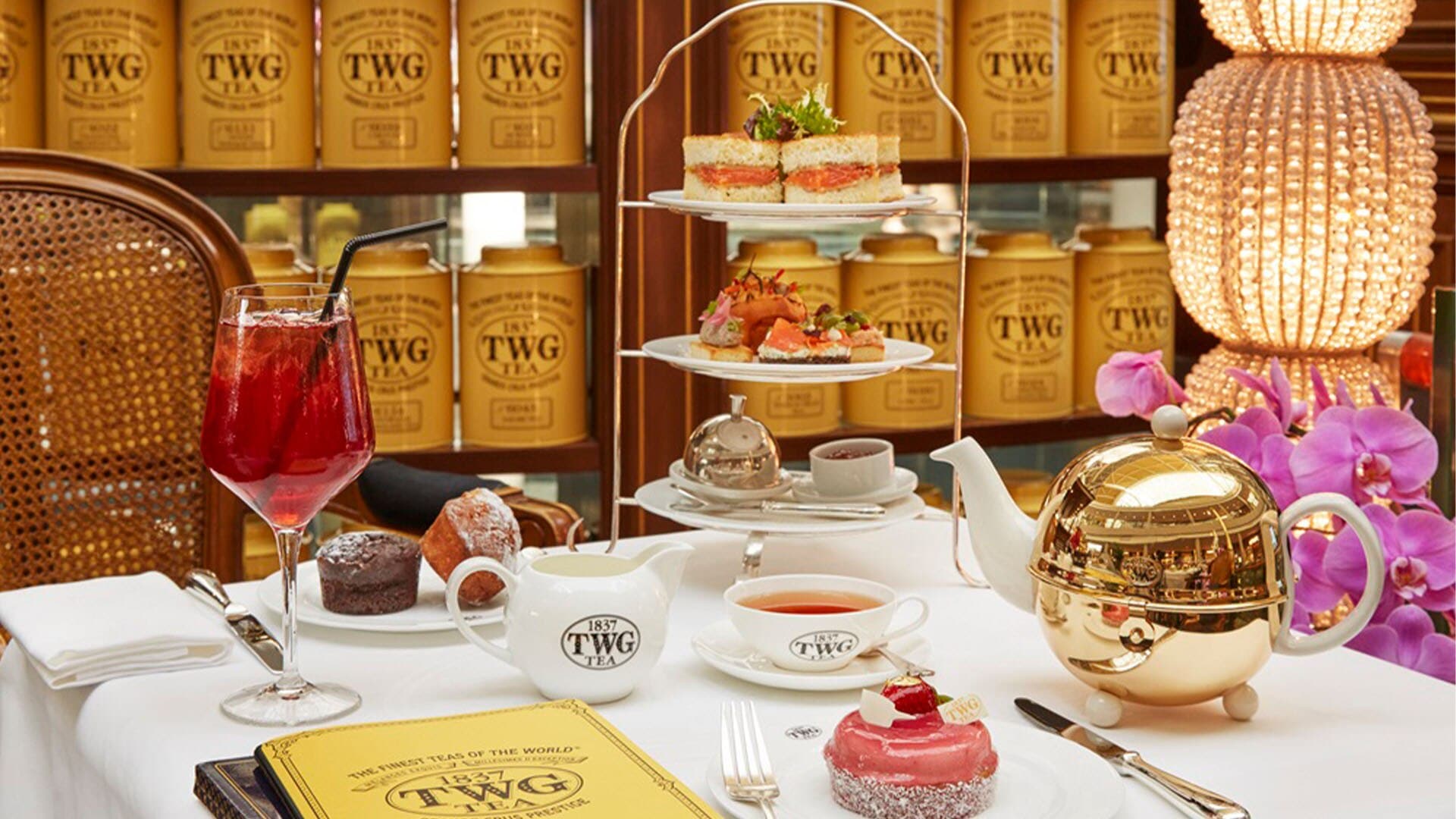 싱가포르 TWG Tea Salon & Boutique의 하이 티용 차와 디저트 스탠드