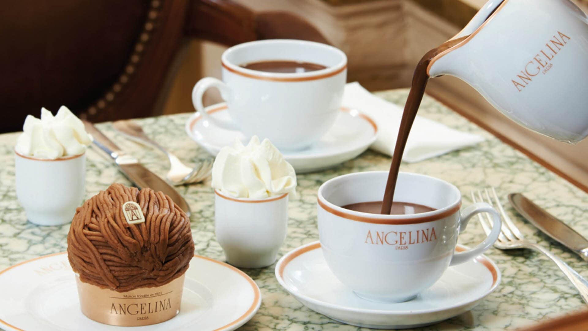 싱가포르 마리나 베이 샌즈 Angelina에서 페이스트리와 함께 즐기는 핫 초콜릿 한 잔의 하이 티