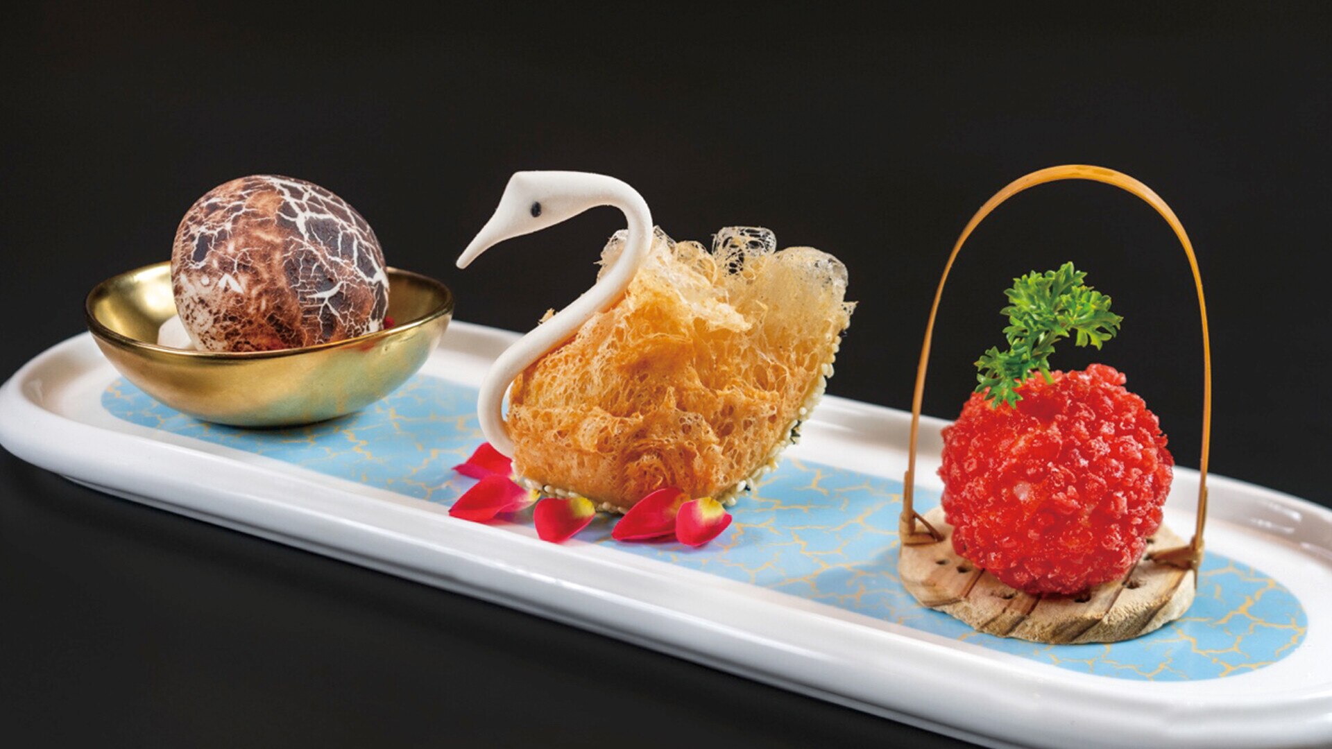 싱가포르 [Singapore]의 중식 레스토랑 Blossom에서 선보이는 바삭한 에그 타르트 (Crispy egg tarts)
