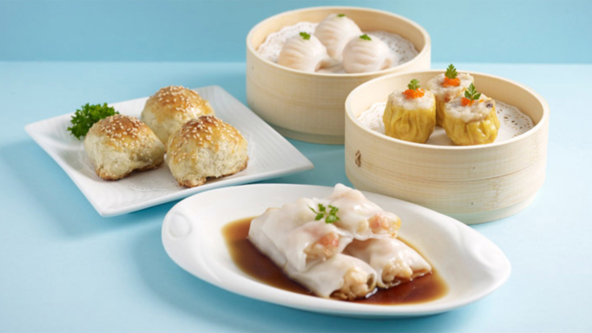 싱가포르의 중식당 Canton Paradise에서 대나무 찜기와 접시에 담아낸 딤섬(Dim Sum)