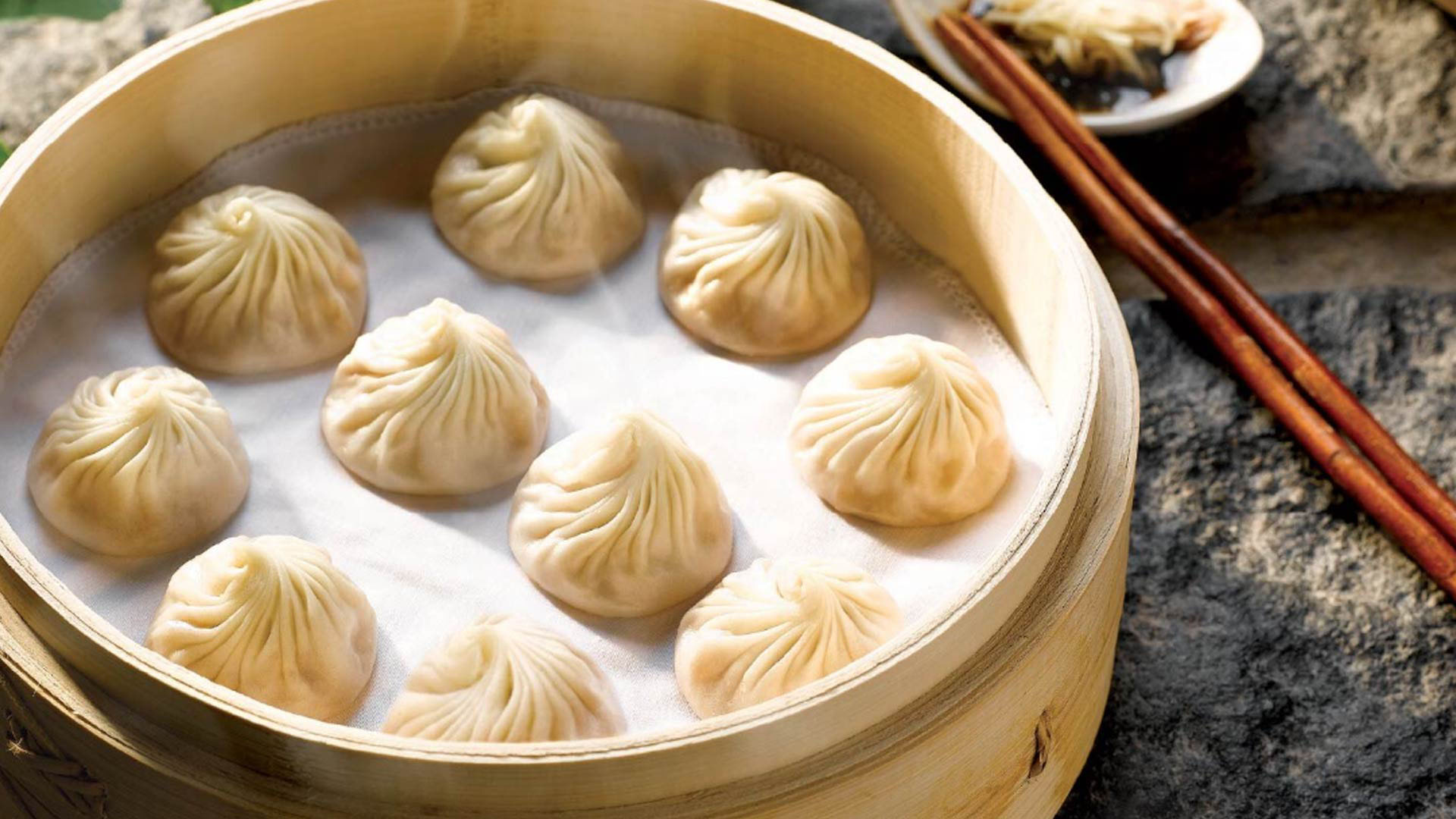 찜기에 담긴 찐 돼지고기 만두, 샤오롱바오 (Basket of steamed pork dumplings, xiao long baos)