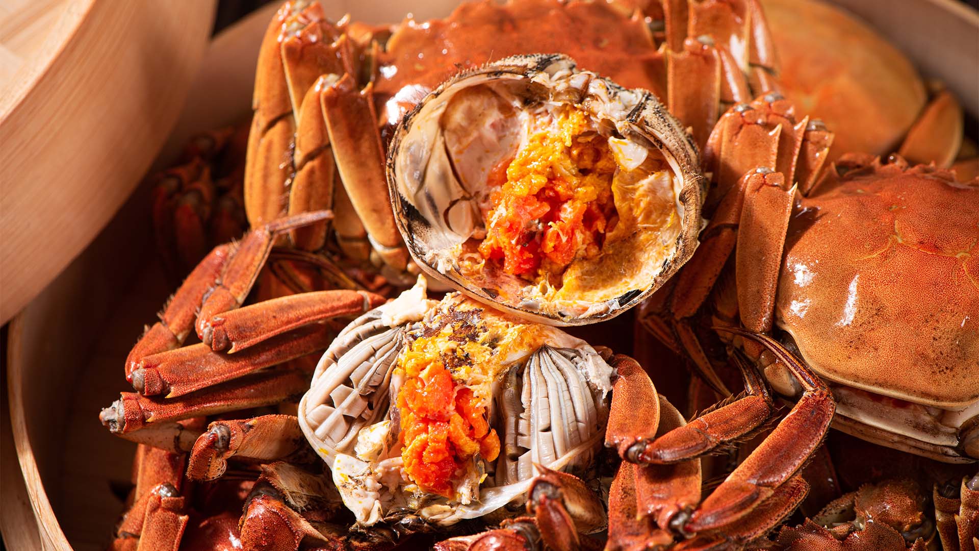 싱가포르 [Singapore]의 새로운 중식당 Le Ju Xuan에서 선보이는 황금빛 알이 가득한 털게 찜 (Steamed hairy crab filled with golden roe)