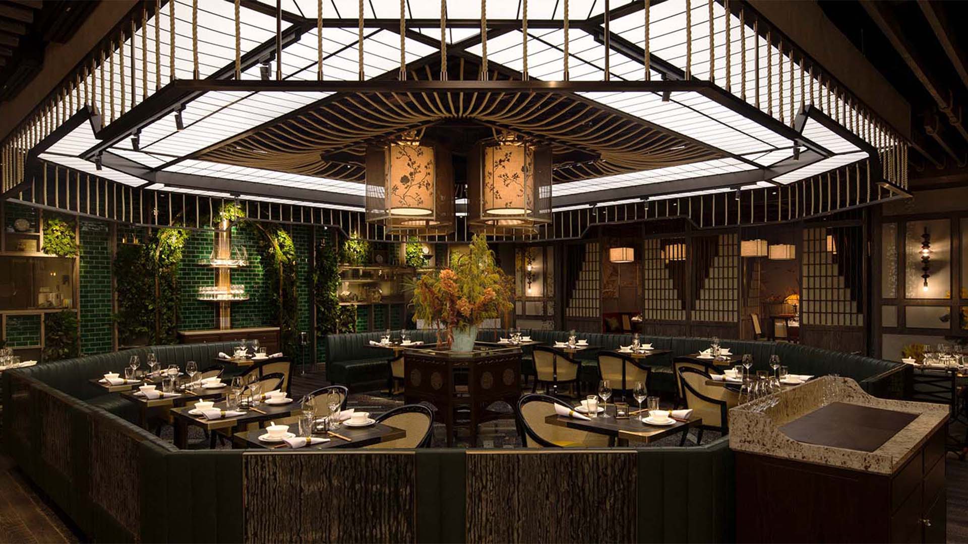 이번 시즌 털게를 활용한 특별 메뉴를 선보이는 중식당 Mott 32 Singapore의 다이닝 공간