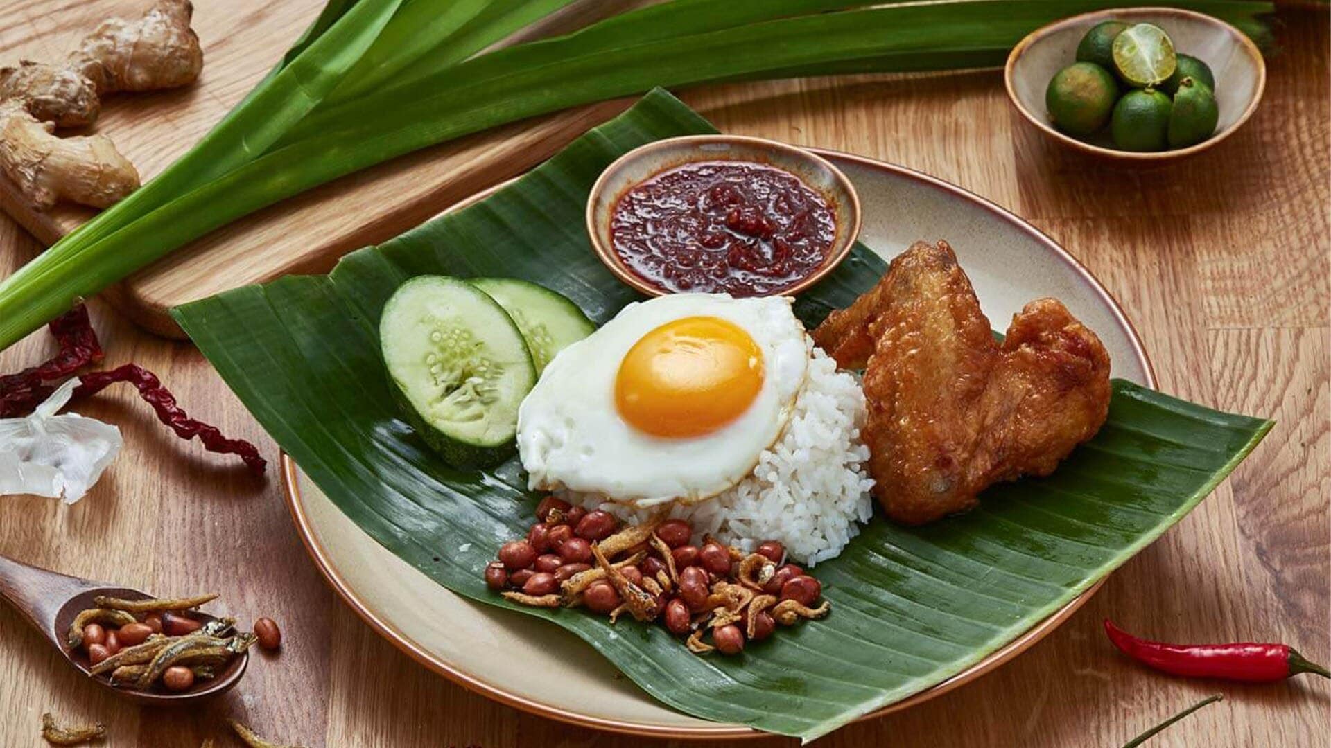 마리나 베이 샌즈의 Rasapura Masters에 위치한 인도네시아 할랄 전문점 Ayam Taliwang에서 선보이는 나시 레막 (Nasi lemak)