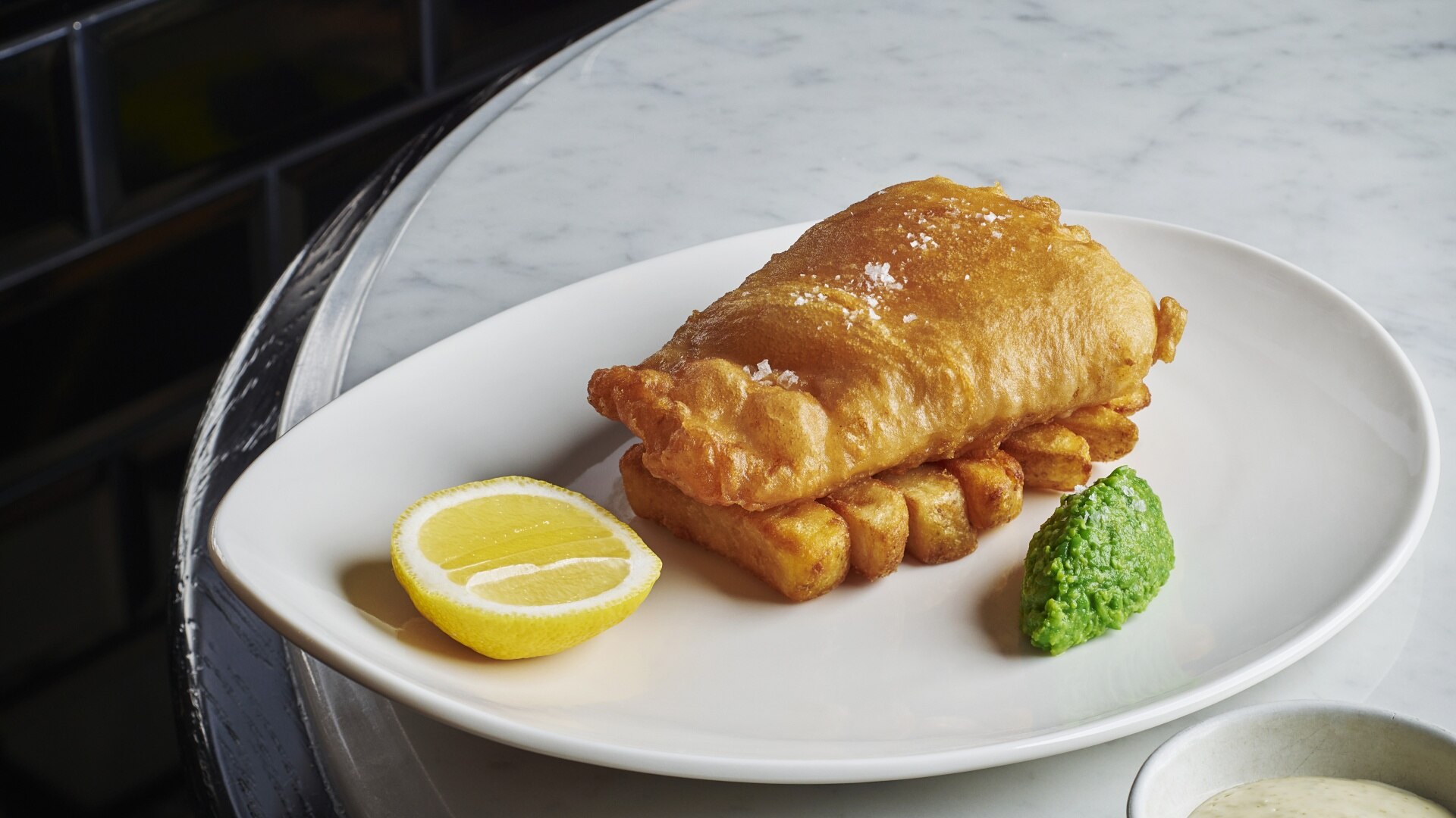 싱가포르[Singapore]의 반려동물 동반 가능 레스토랑 Bread Street Kitchen에서 선보이는 피시 앤 칩스(Fish & Chips)