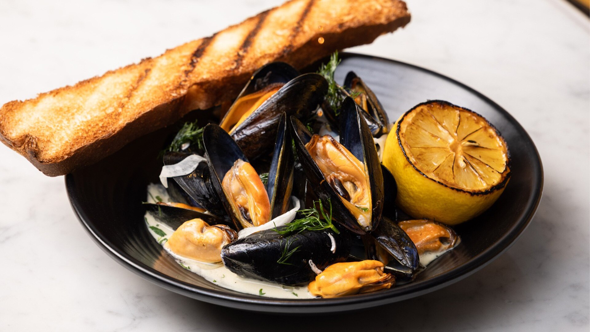 싱가포르의 반려동물 동반 레스토랑 Bread Street Kitchen에서 선보이는 홍합 요리(Mussels)