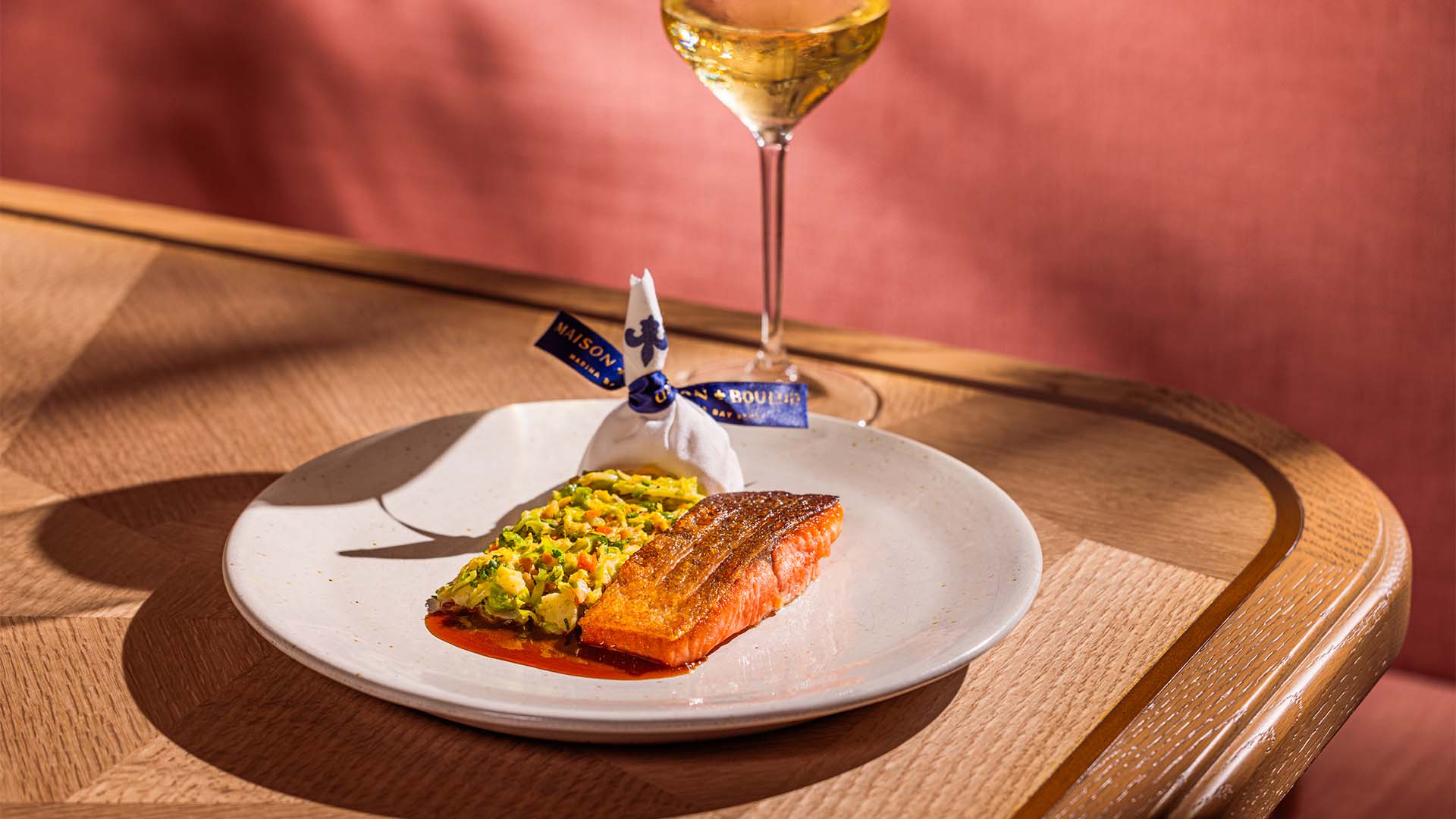 야외 좌석을 갖춘 반려동물 동반 가능 레스토랑, Maison Boulud에서 선보이는 바다 송어 (Sea Trout)