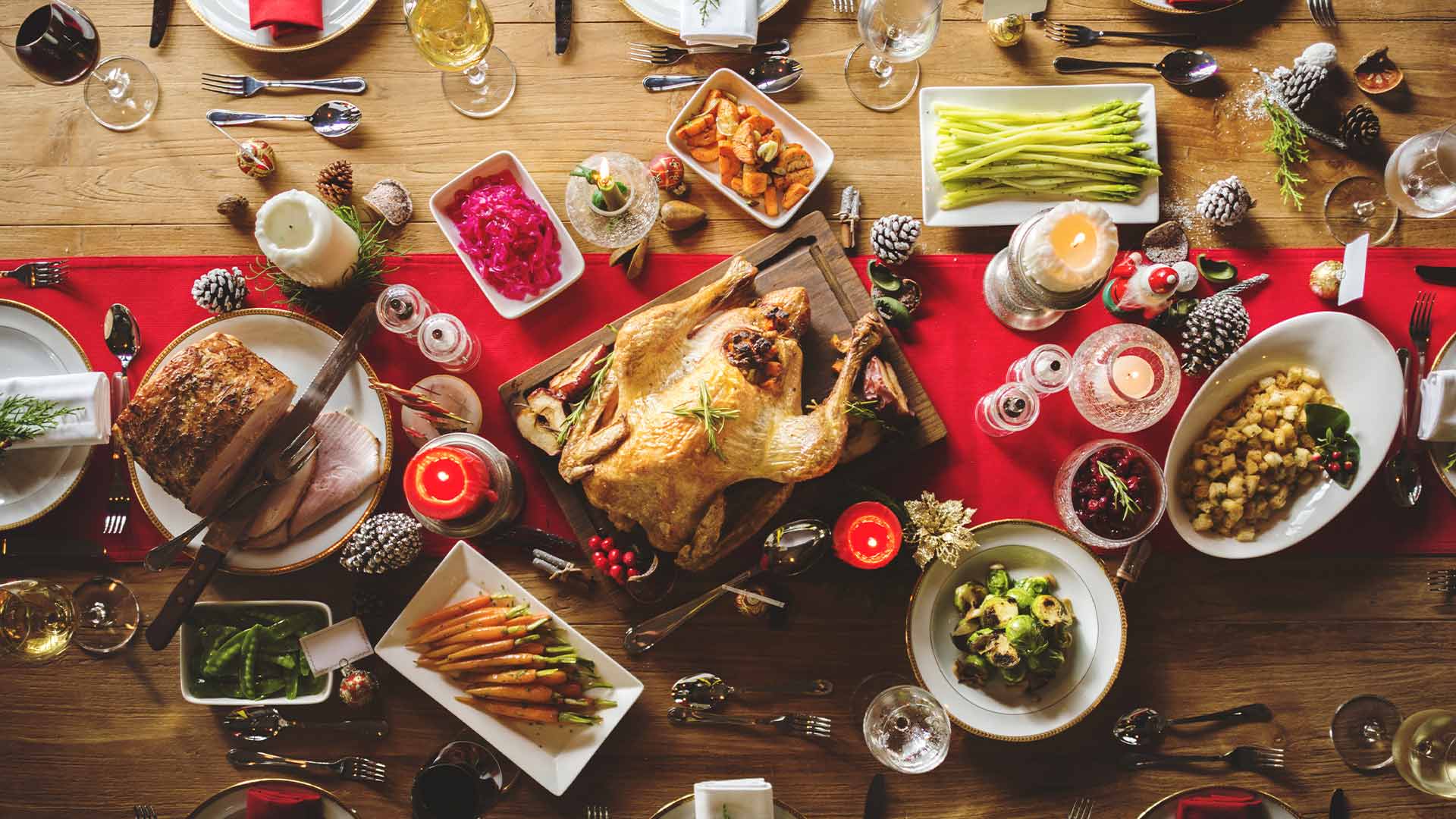 와인과 칠면조 구이 (Roasted Turkey), 선데이 로스트 (Sunday Roast)를 곁들인 풍성한 크리스마스 만찬