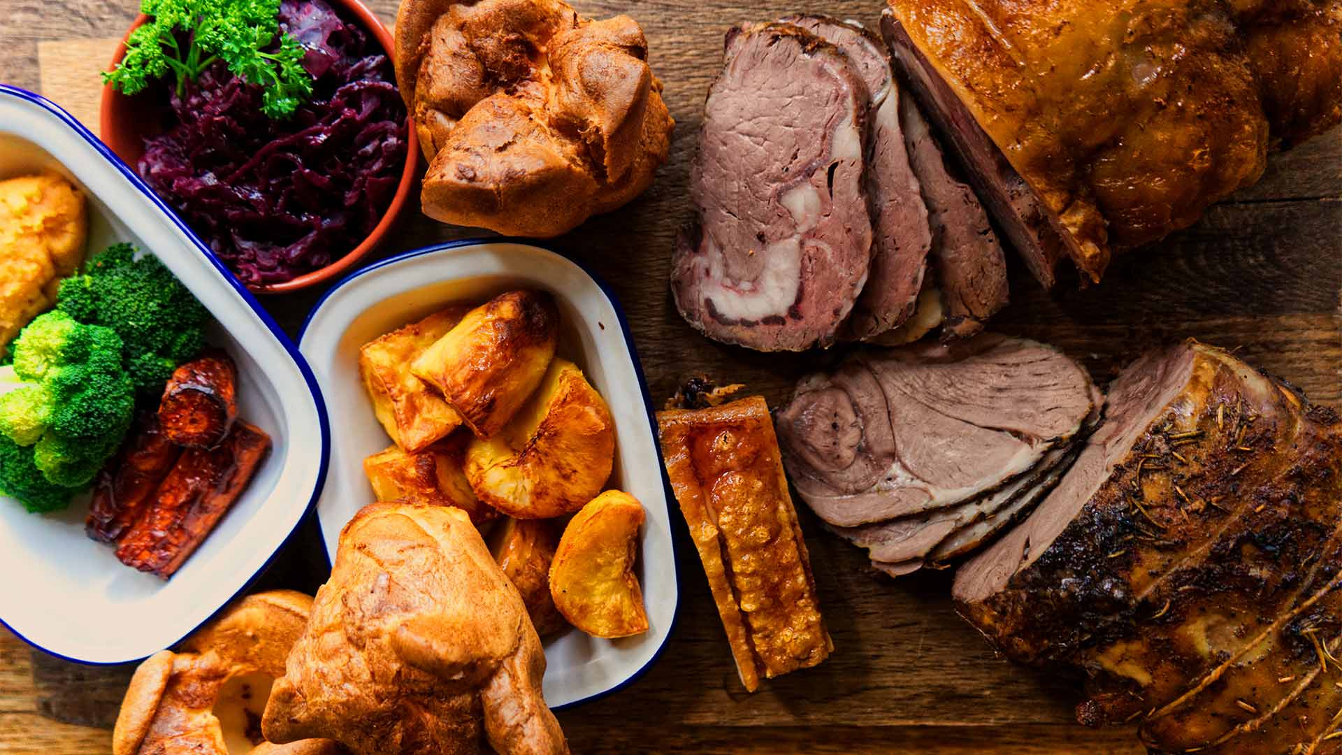 일요일 점심 식탁에 차려진 로스트 비프 (Roasted beef), 푸딩 (pudding) 및 채소 (vegetables)