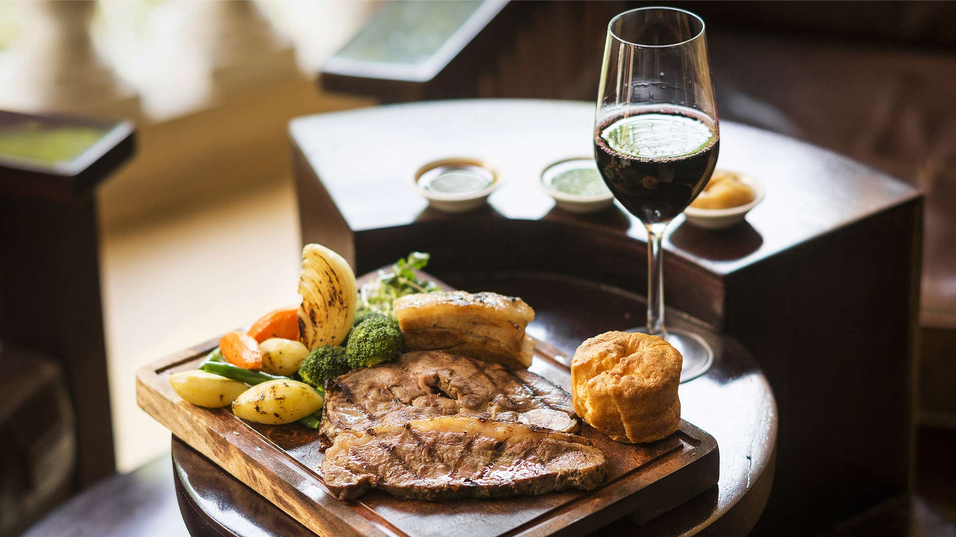 싱가포르 최고의 선데이 로스트(Sunday Roast) 명소에서 만나는 채소를 곁들인 양고기 구이(Roasted Lamb with Vegetables), 푸딩(Pudding), 그리고 레드 와인 1 잔