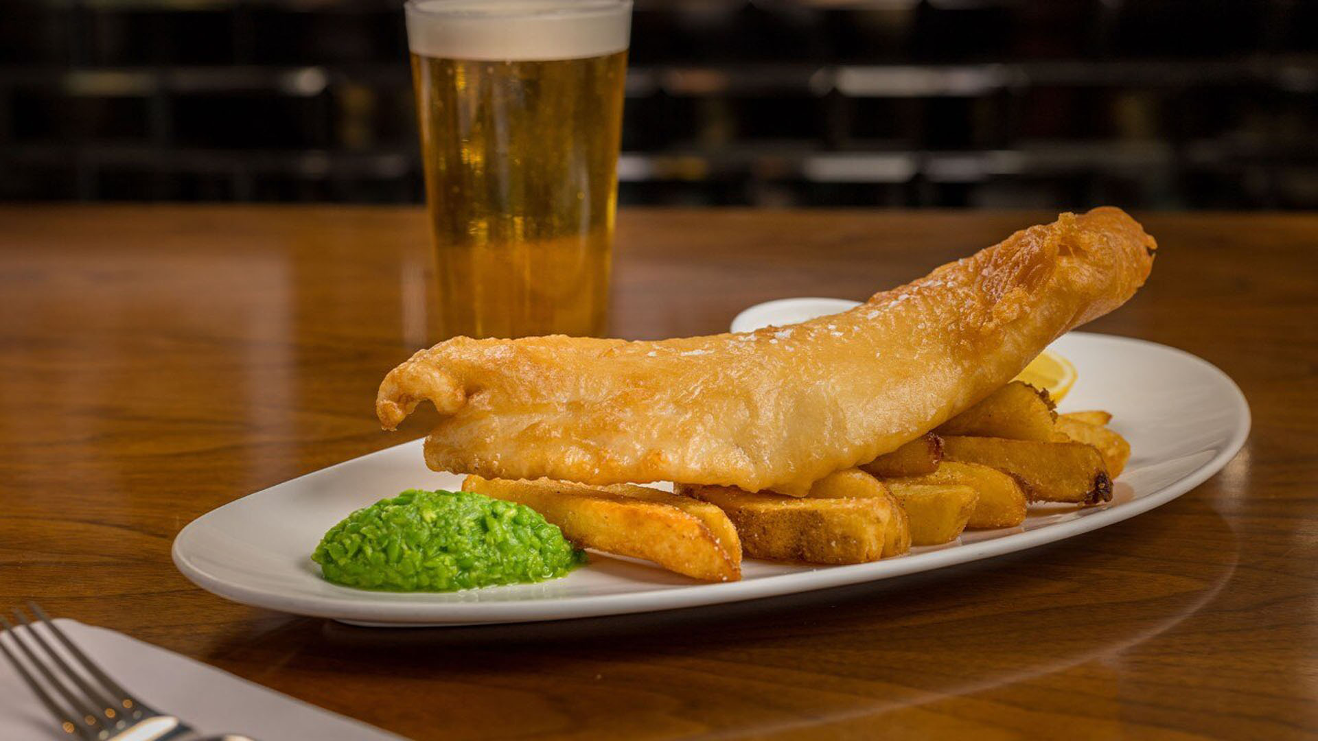싱가포르의 서양식 스타 셰프 레스토랑인 Bread Street Kitchen의 피시 앤 칩스(Fish and Chips)