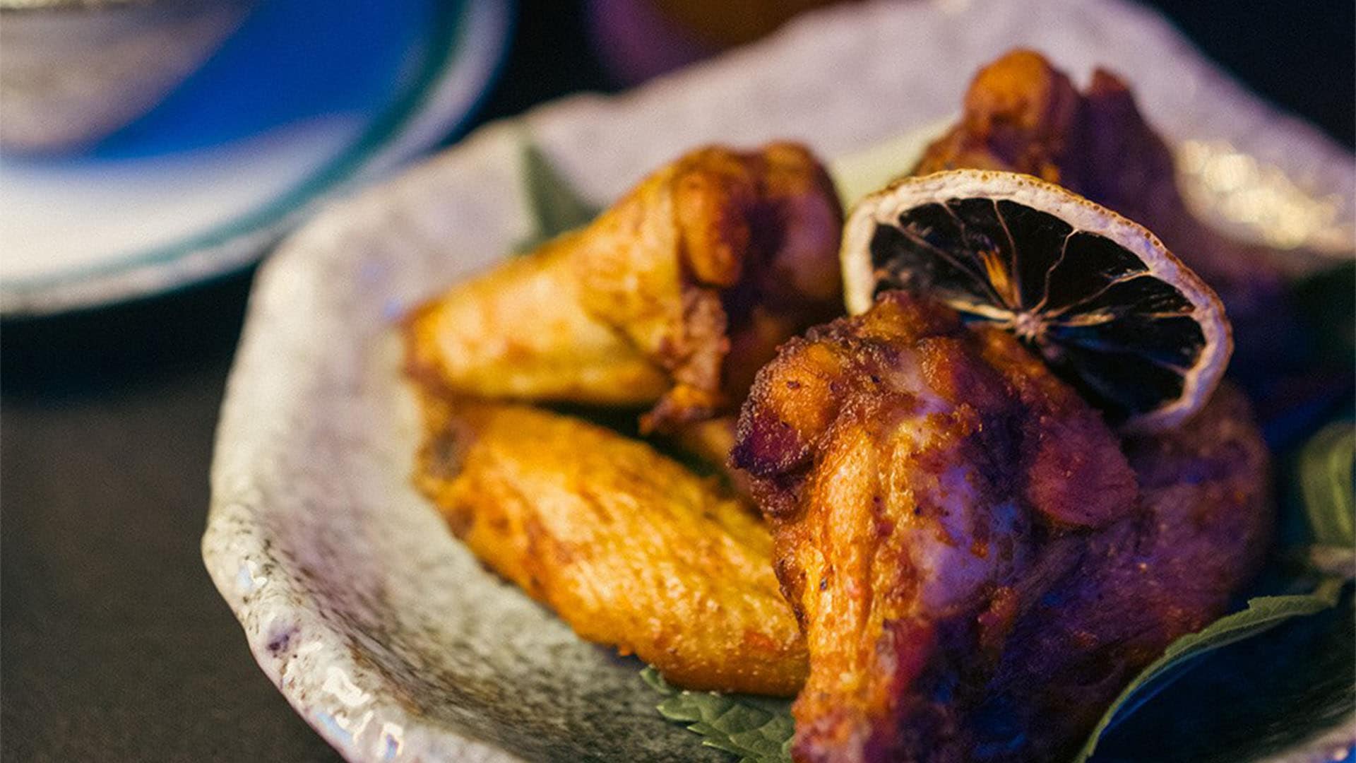 싱가포르 [Singapore]의 웨스턴 카페 겸 바인 Le Noir에서 선보이는 프라이드 치킨(Fried chicken)