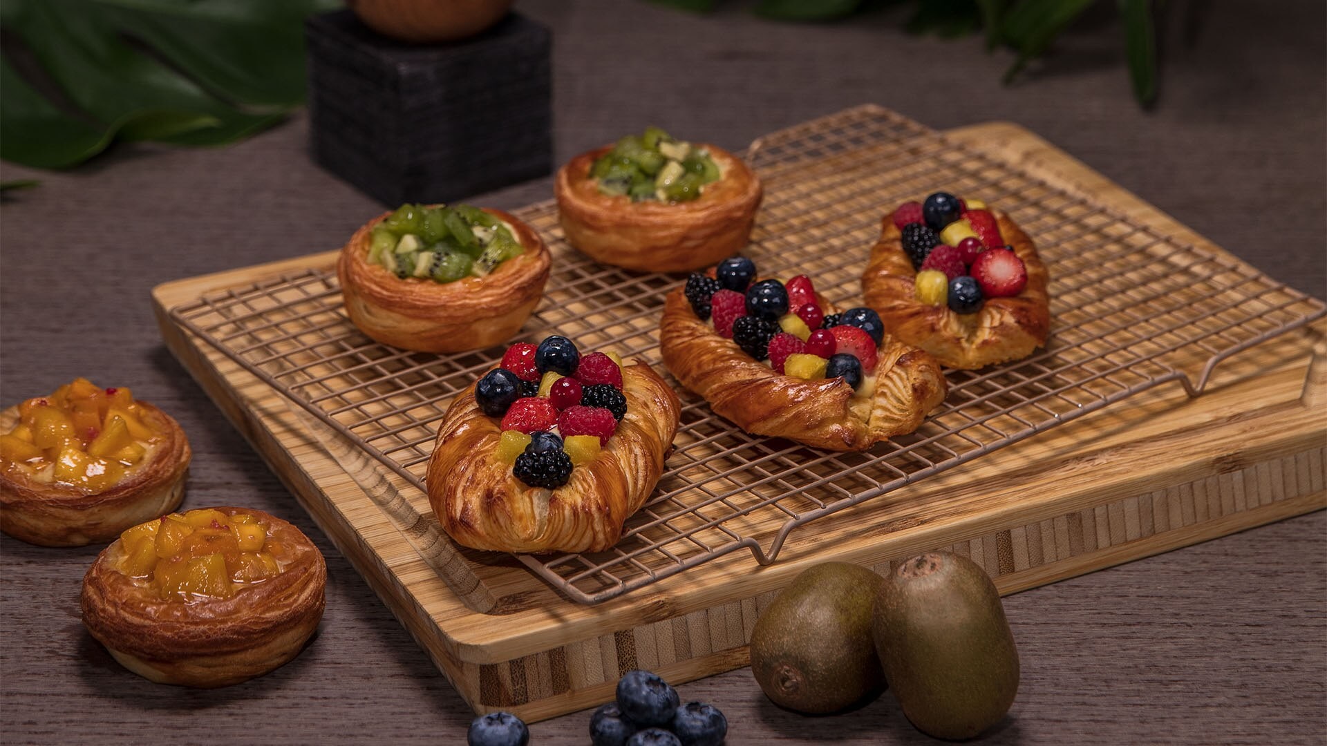싱가포르[Singapore]의 웨스턴 카페 Origin + Bloom에서 선보이는 과일 페이스트리(Fruit Pastries)