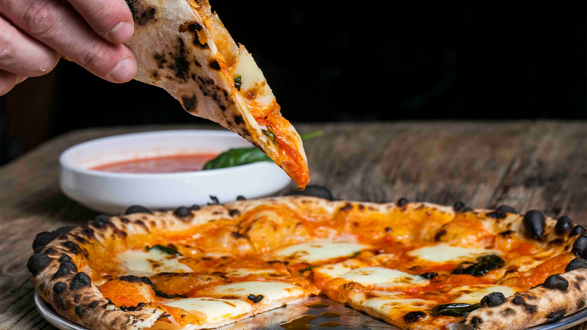 싱가포르의 서양식 및 이탈리안 캐주얼 다이닝 레스토랑인 Roberta's Pizza에서 선보이는 피자