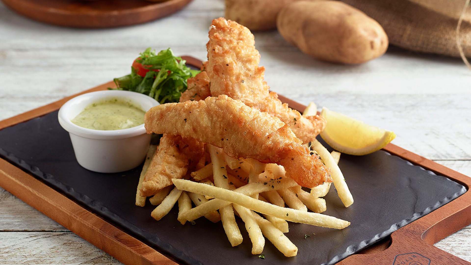 싱가포르의 할랄 양식 레스토랑 겸 카페인 Beanstro에서 선보이는 피시 앤 칩스(Fish and Chips)