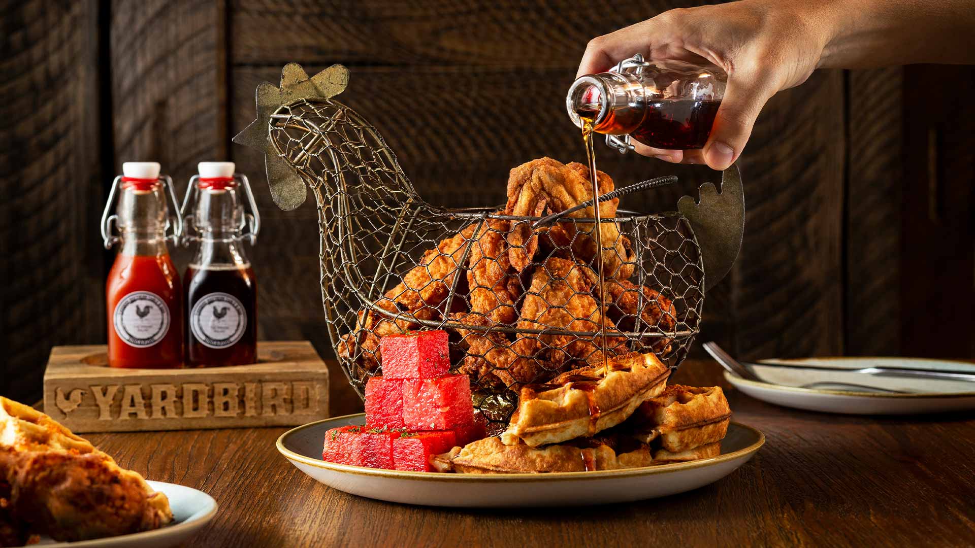 싱가포르의 캐주얼 다이닝 서양식 레스토랑 Yardbird에서 선보이는 치킨 앤 와플 (Chicken and Waffles)