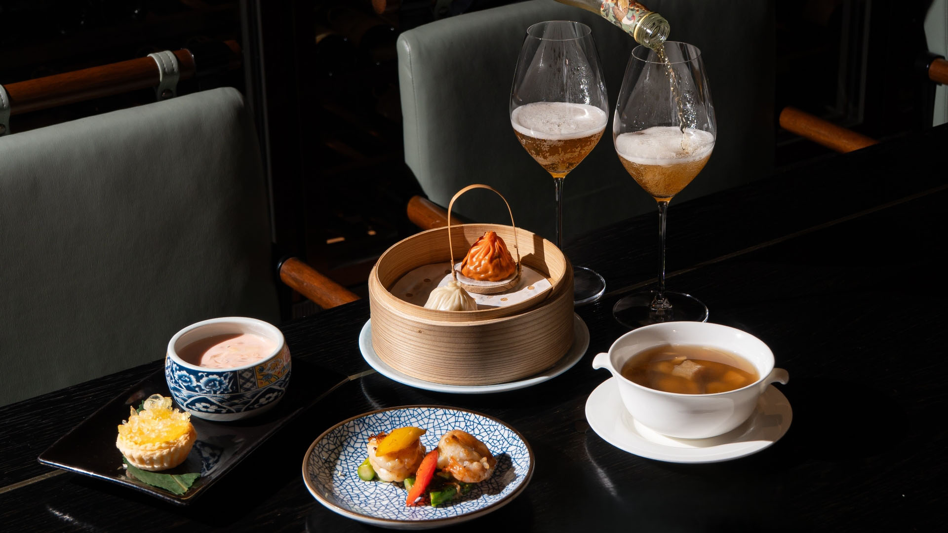 Mott 32에서의 아버지의 날 디너로 아빠에게 좋은 인상을 남길 인기 요리, 애플우드 훈제 이베리코 플루마(Applewood Smoked Pluma Iberico Pork)
