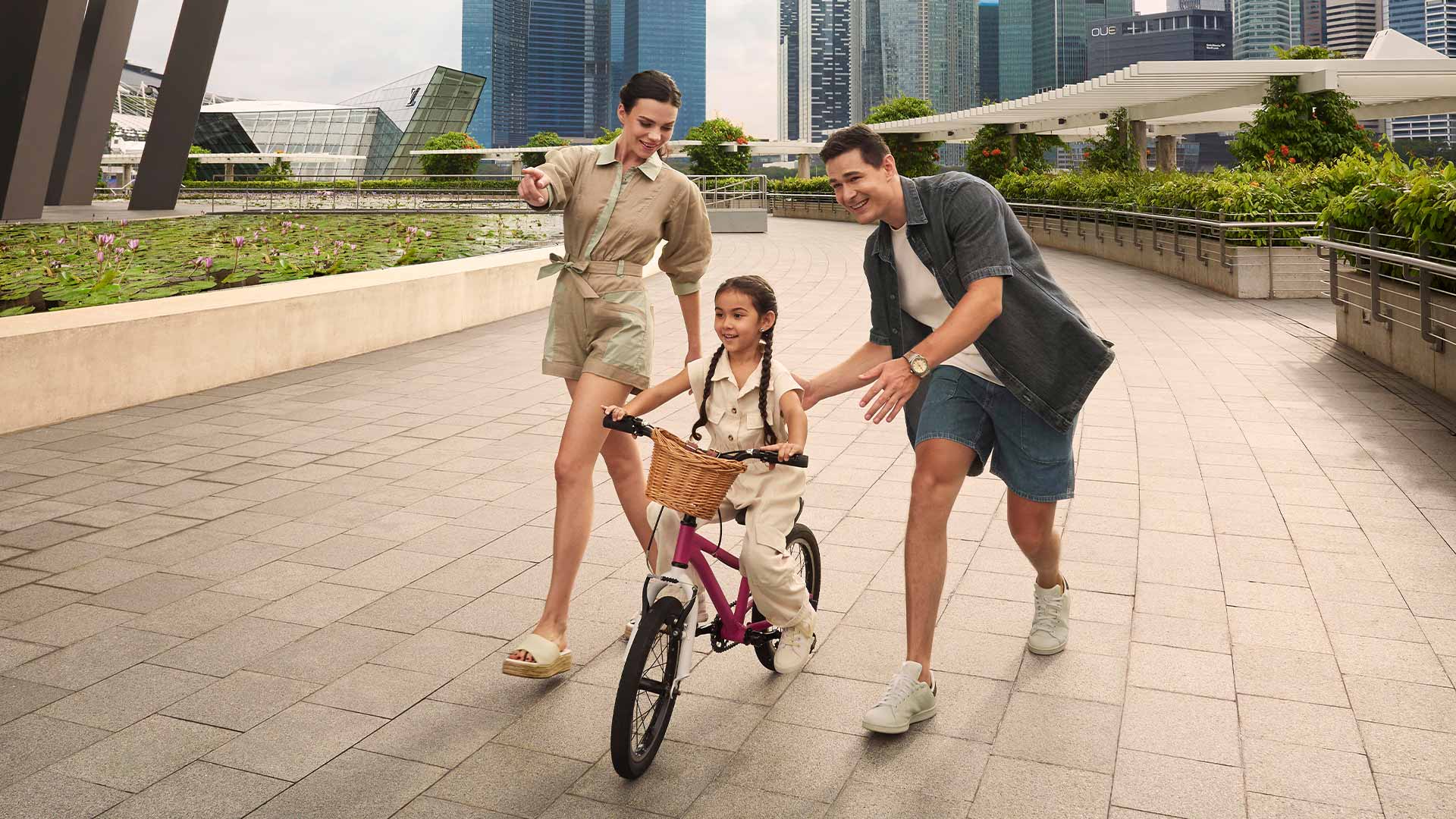 자전거를 타는 자녀와 함께 흥미로운 어머니날 액티비티를 즐기는 3인 가족