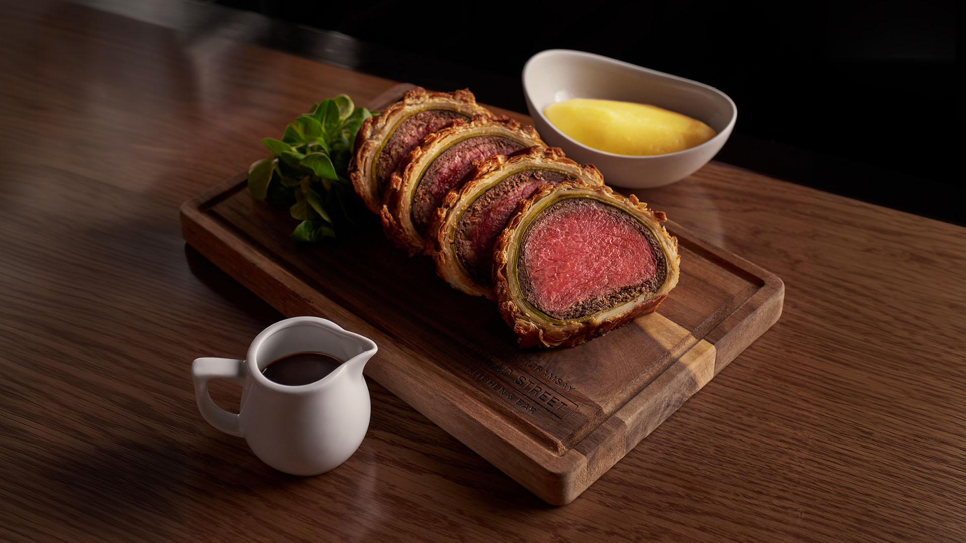 어머니날 런치와 디너를 위한 Bread Street Kitchen의 비프 웰링턴(Beef Wellington)
