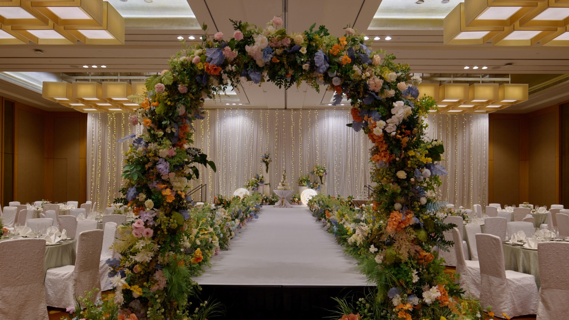 싱가포르 웨딩 장소의 웨딩 플라워 아치 