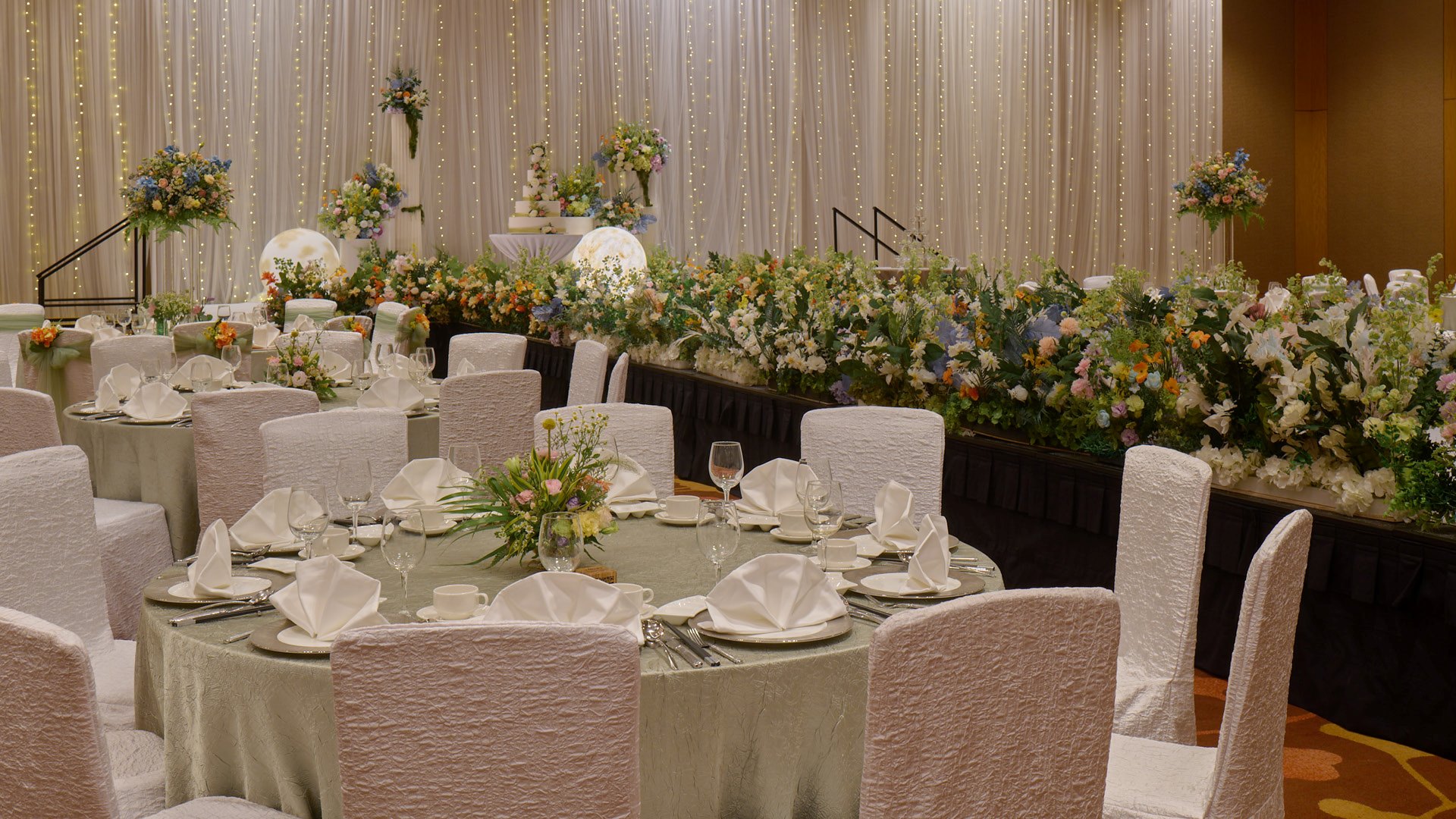 싱가포르의 아늑한 웨딩 디너를 위해 아름답게 장식된 볼룸