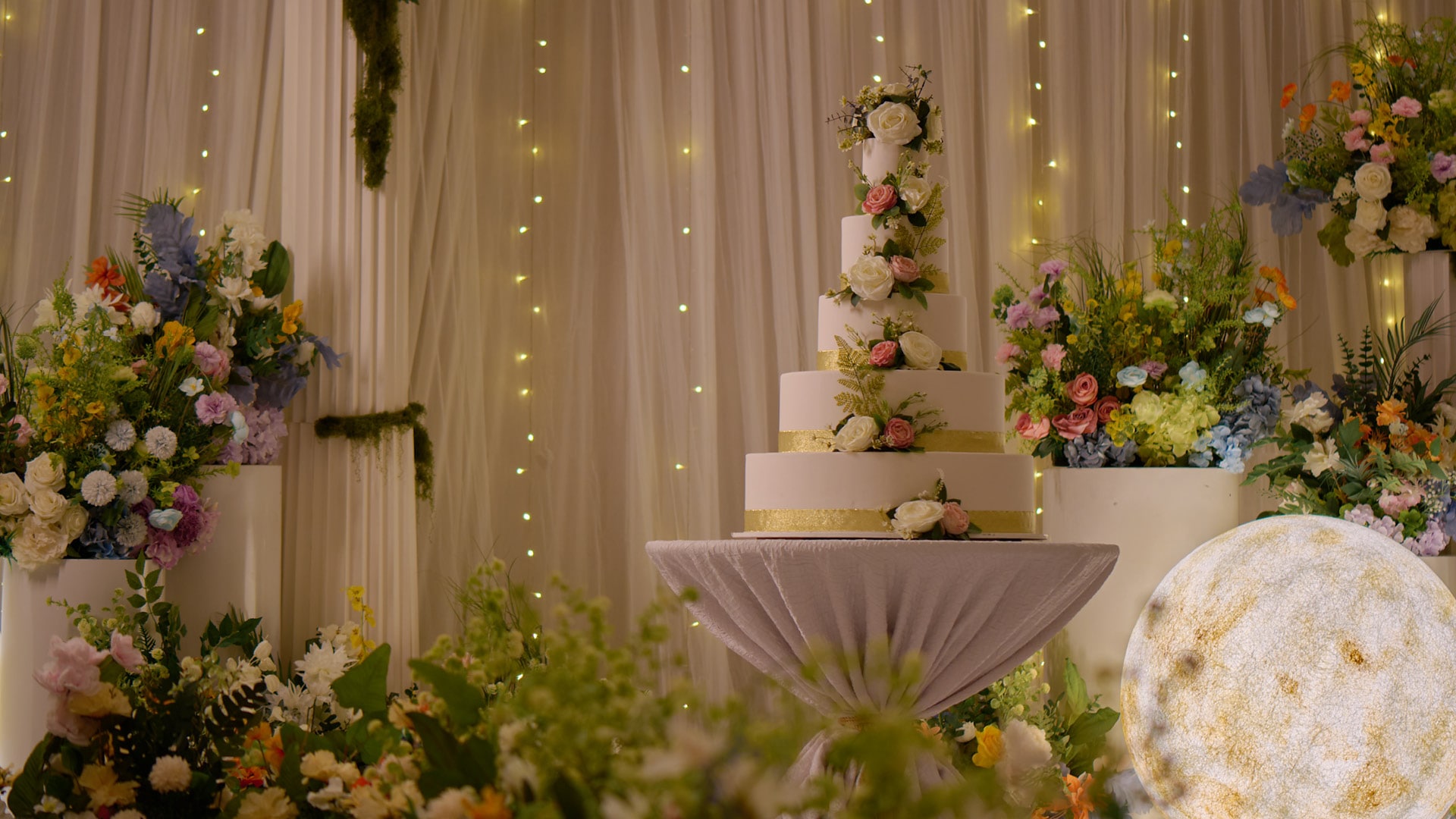 싱가포르 웨딩 디너의 포인트 플라워 데코로 아름답게 장식된 웨딩 케이크 