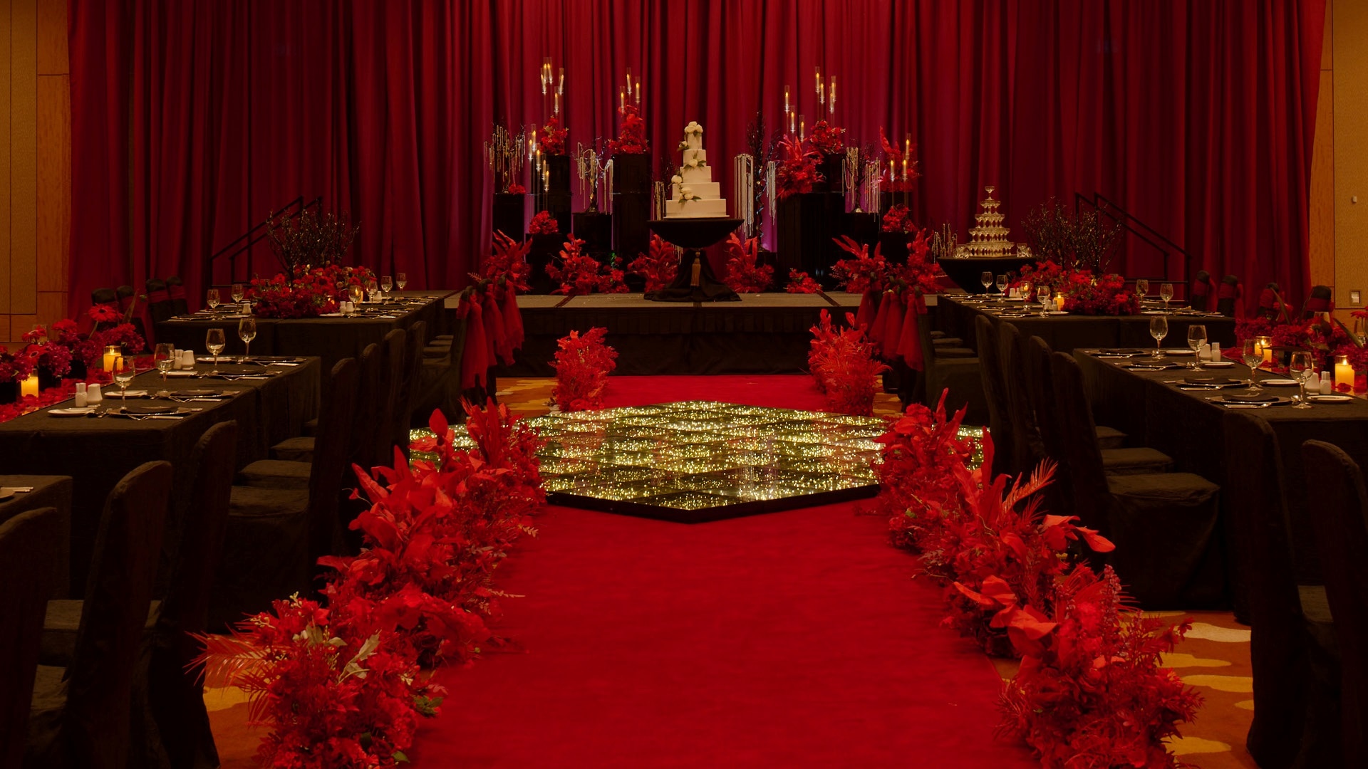 아늑한 분위기의 웨딩 디너를 위해 은은하게 붉은색 조명이 비춰진 로맨틱한 웨딩 통로