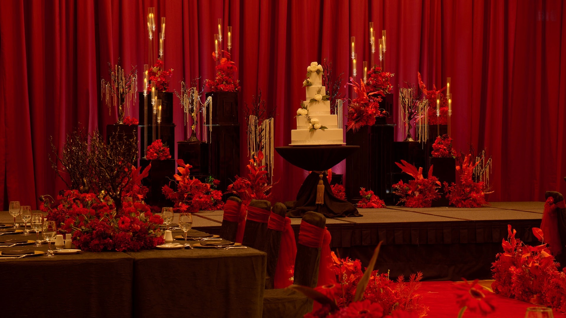 은은한 붉은색 조명이 비춰진 웨딩 장식