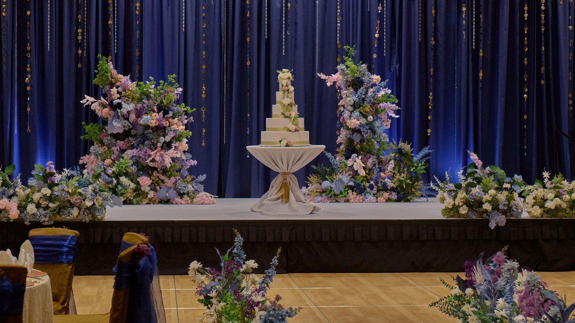 싱가포르 최고의 웨딩 장소에 준비된 세련되고 아름다운 웨딩 디너 세팅