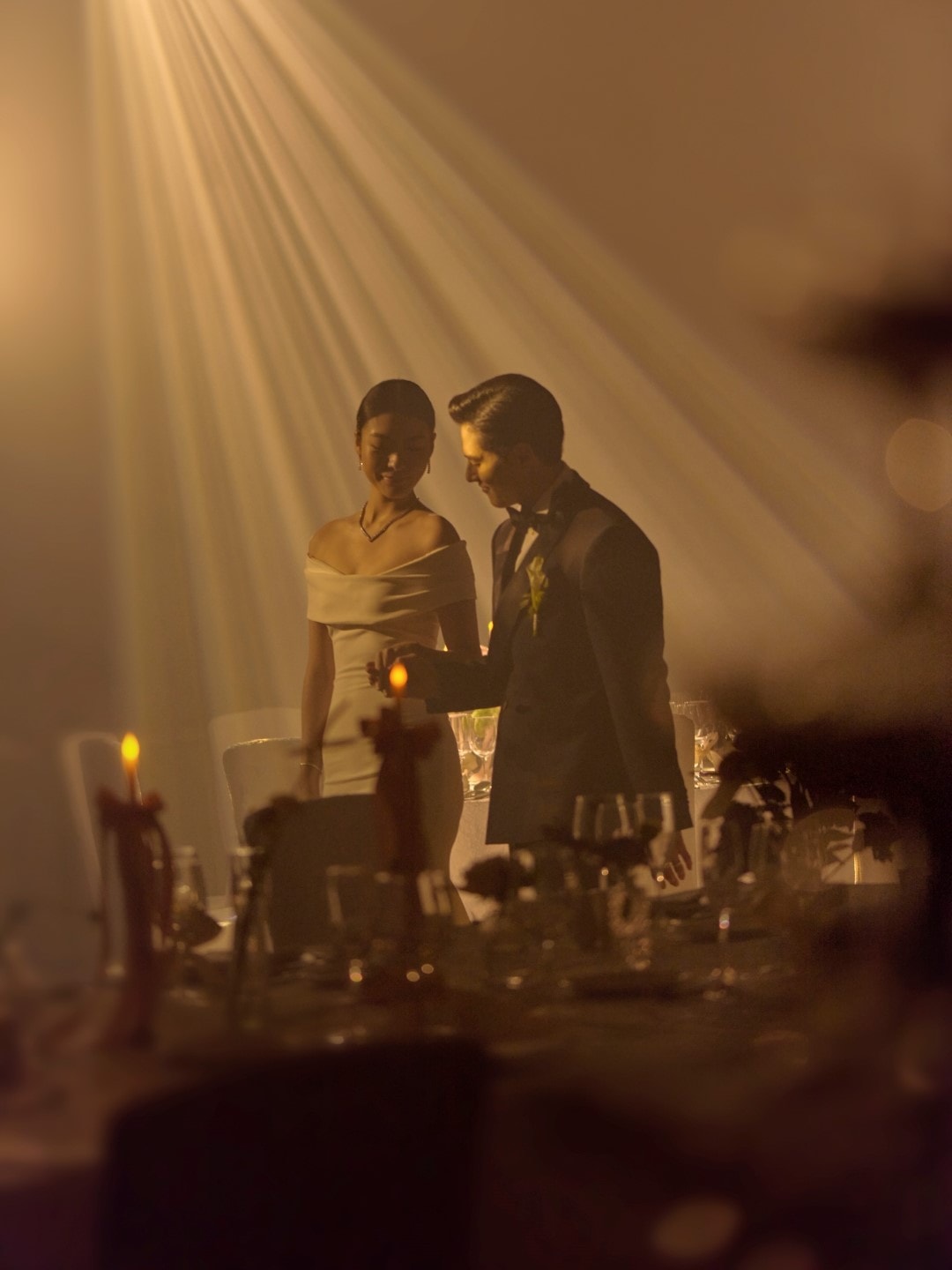 아름답게 장식된 테이블이 돋보이는 싱가포르의 우아한 웨딩 장소에 있는 커플 