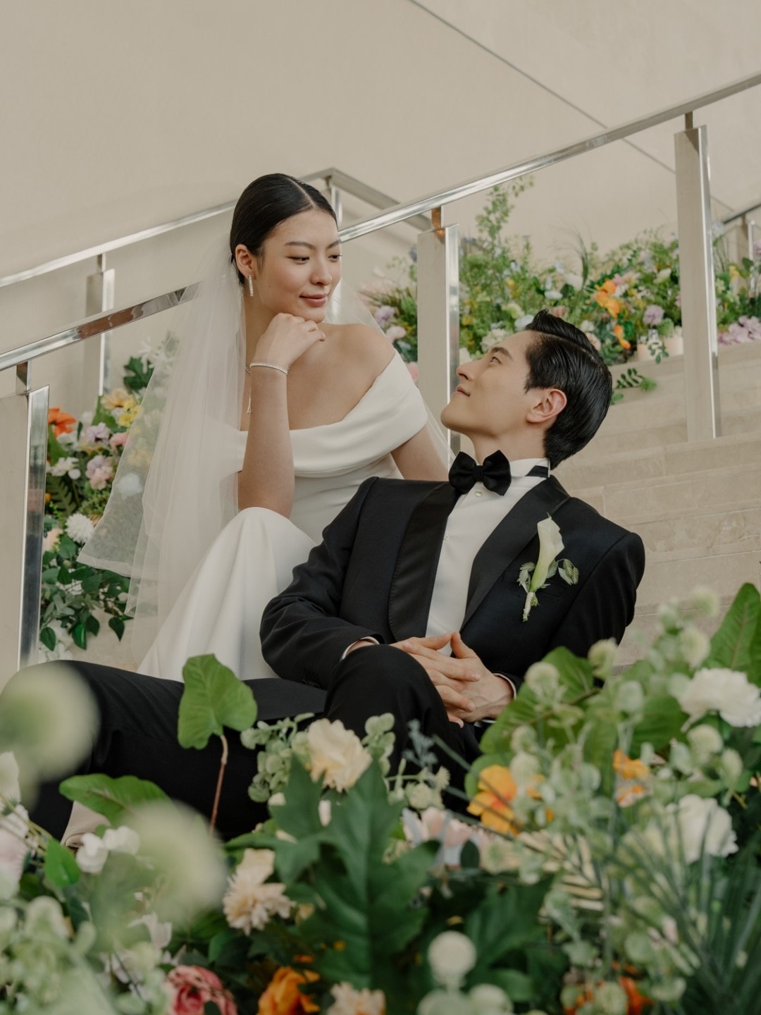 싱가포르 최고의 웨딩 장소, 마리나 베이 샌즈에서 꽃 장식과 아름다운 배경이 어우러진 눈 부신 웨딩 세팅