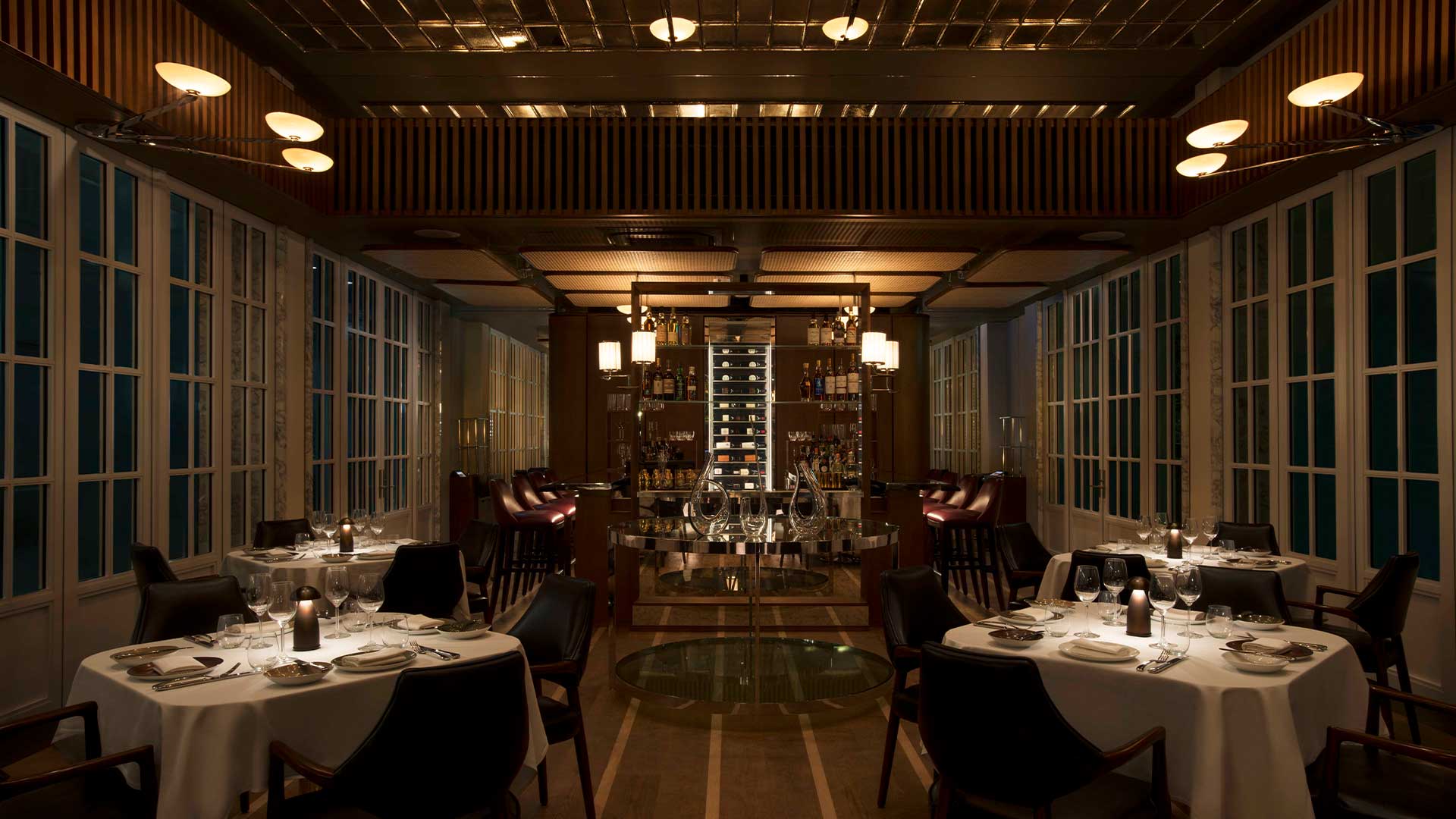 싱가포르에서 프라이빗 이벤트와 미팅을 개최할 수 있는 레스토랑 Spago Dining Room의 메인 다이닝 구역