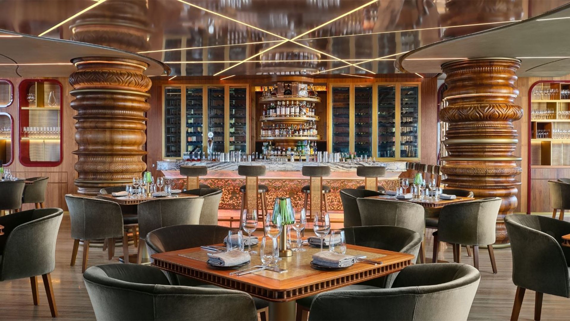 싱가포르 도심 전망이 내려다보이는 루프탑 다이닝 레스토랑