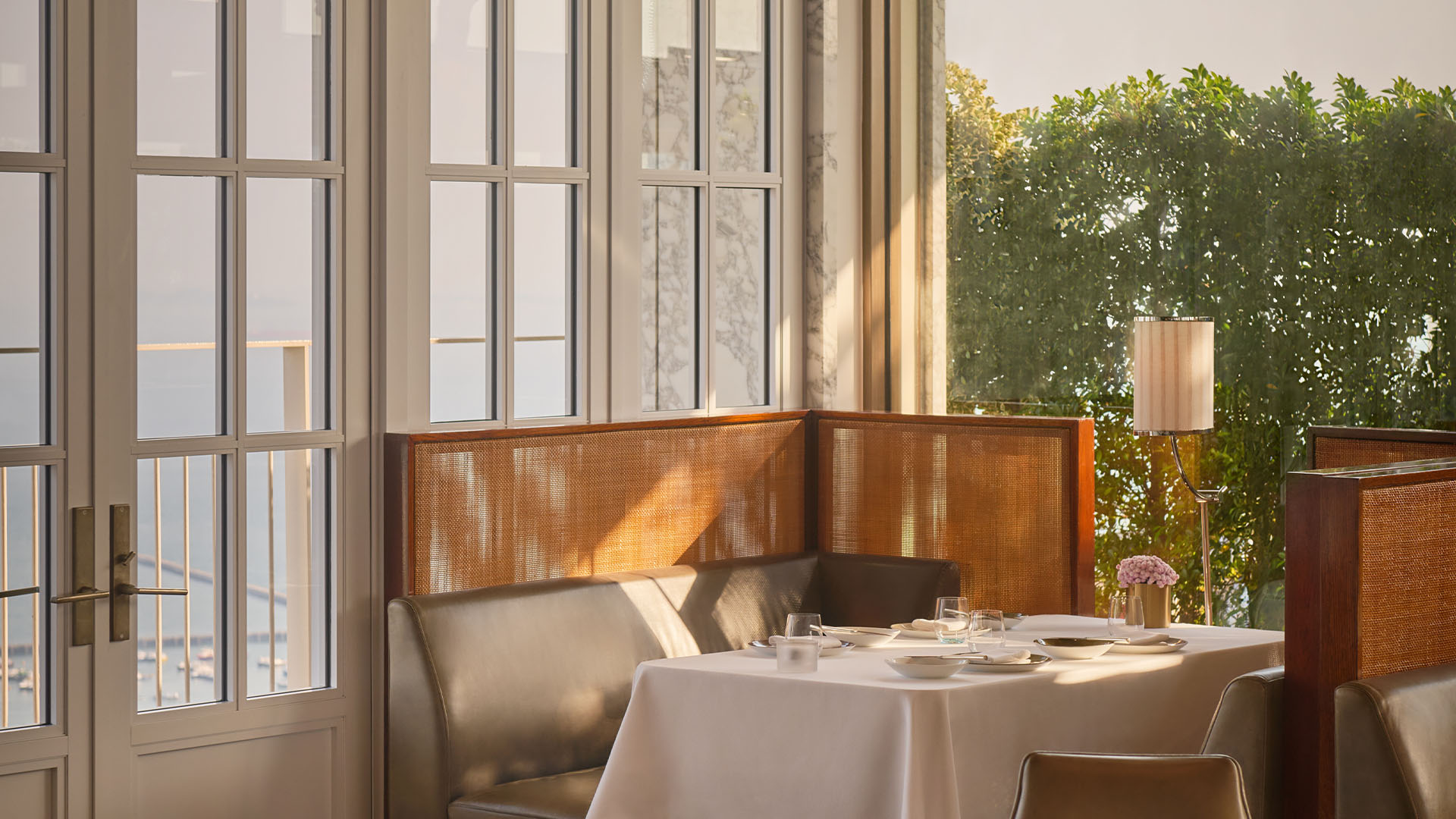 57층 높이에서 항구가 내려다보이는 루프탑 레스토랑 Spago의 다이닝 공간