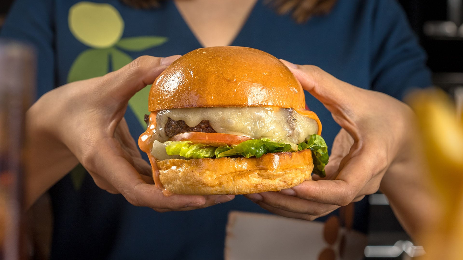 드라이 에이징 비프 버거 몬테레이 잭 치즈와 스리라차 마요(Dry-aged Beef Burger with Monterey Jack Cheese and Sriracha Mayo)