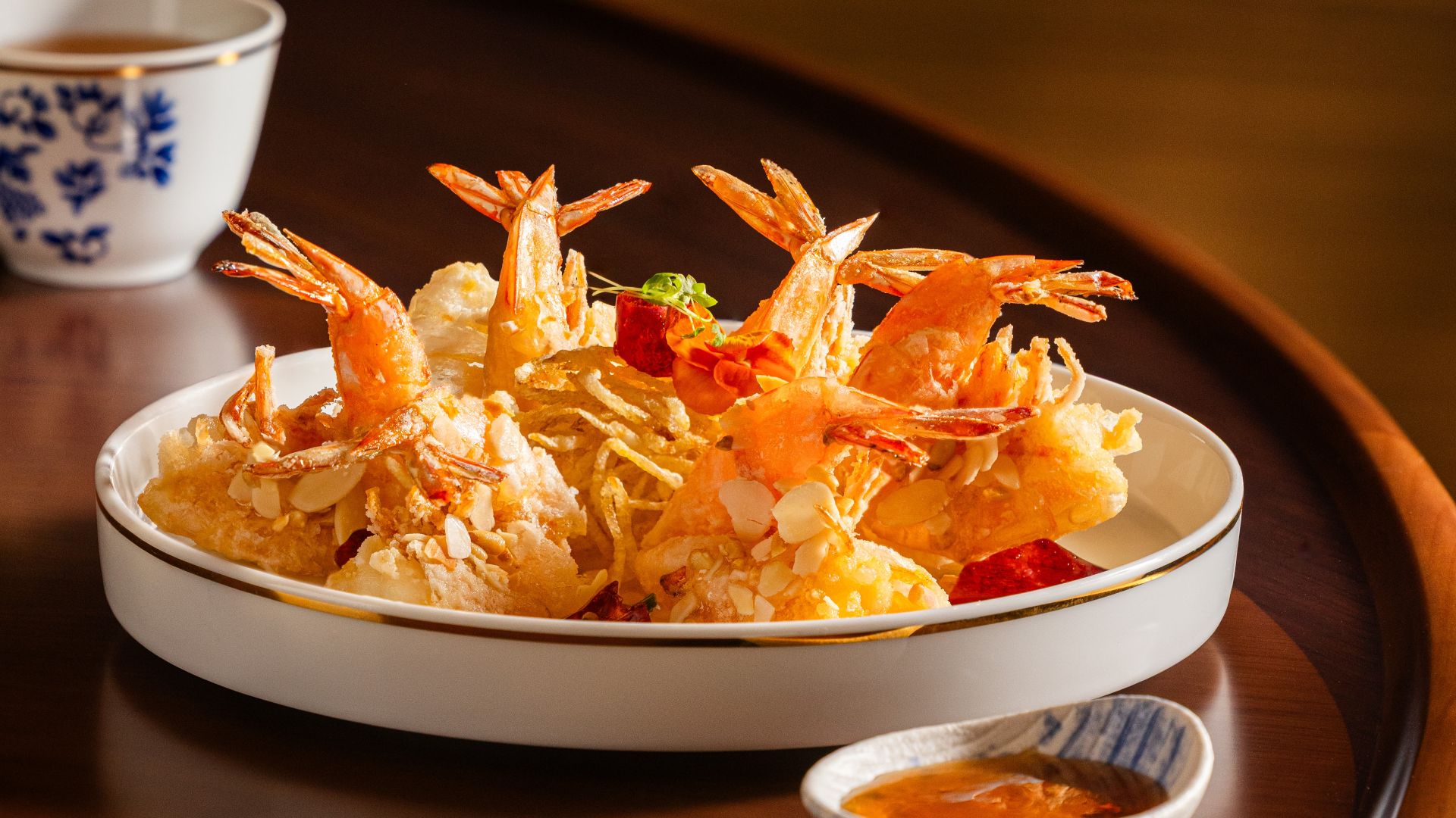 새콤달콤한 소스와 견과류를 곁들인 베이징식 바삭한 새우(Beijing-Style Crispy Prawns with Nuts in Sweet & Sour Sauce)