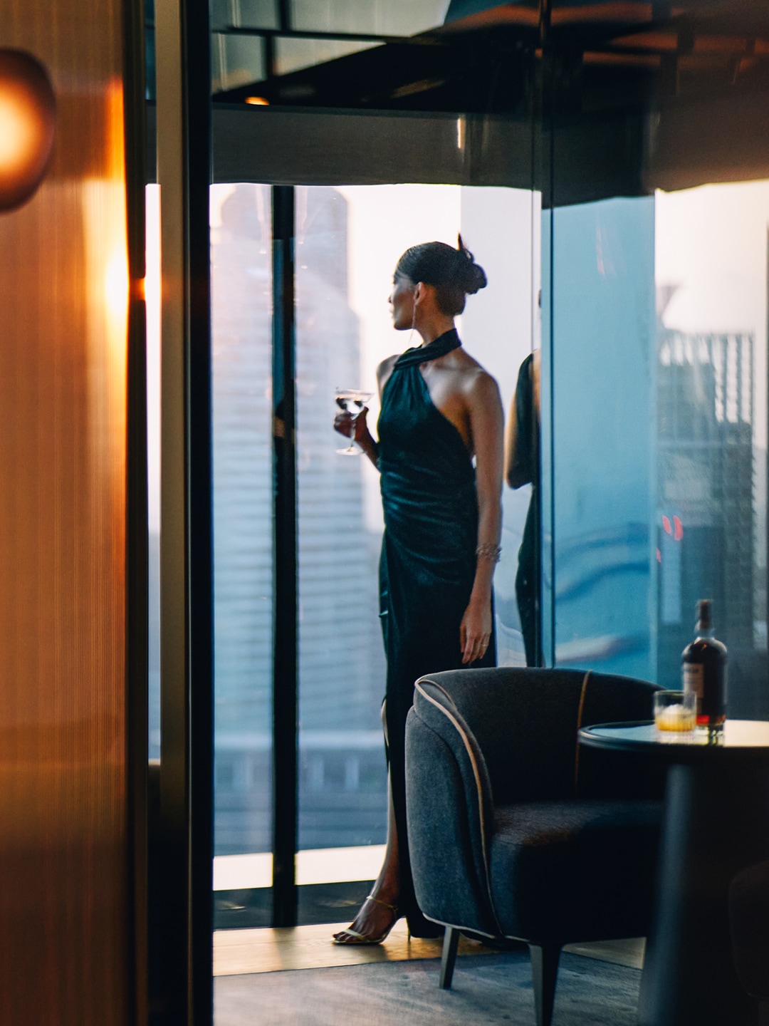 위스키 바에서 즐기는 스카이라인 재즈 세션