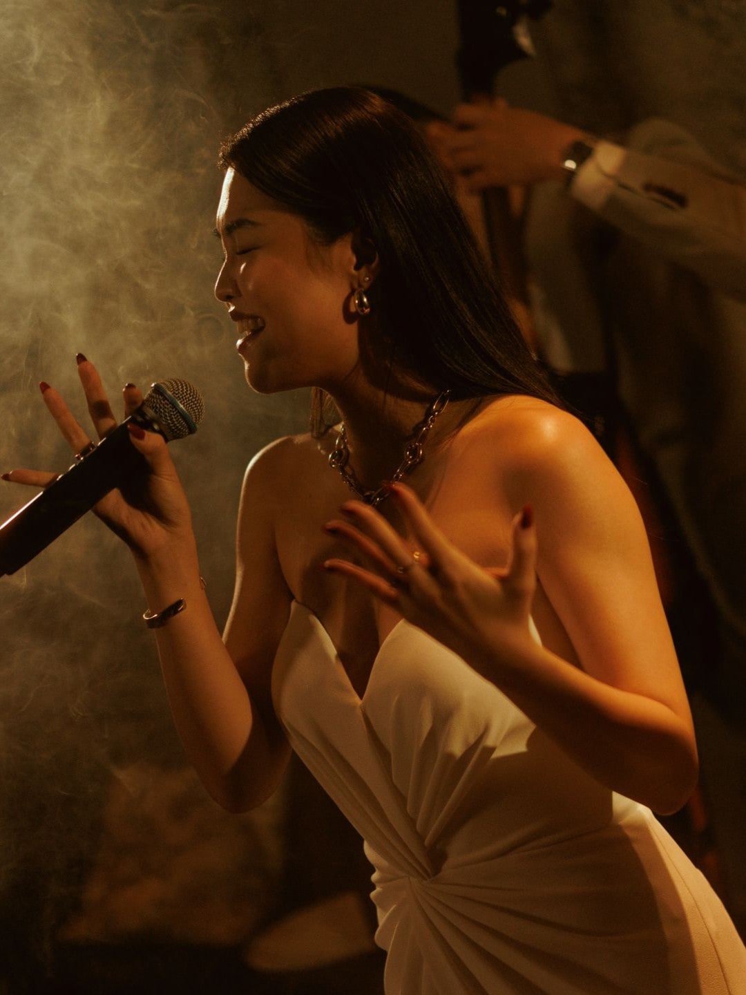 위스키 바에서 즐기는 스카이라인 재즈 세션