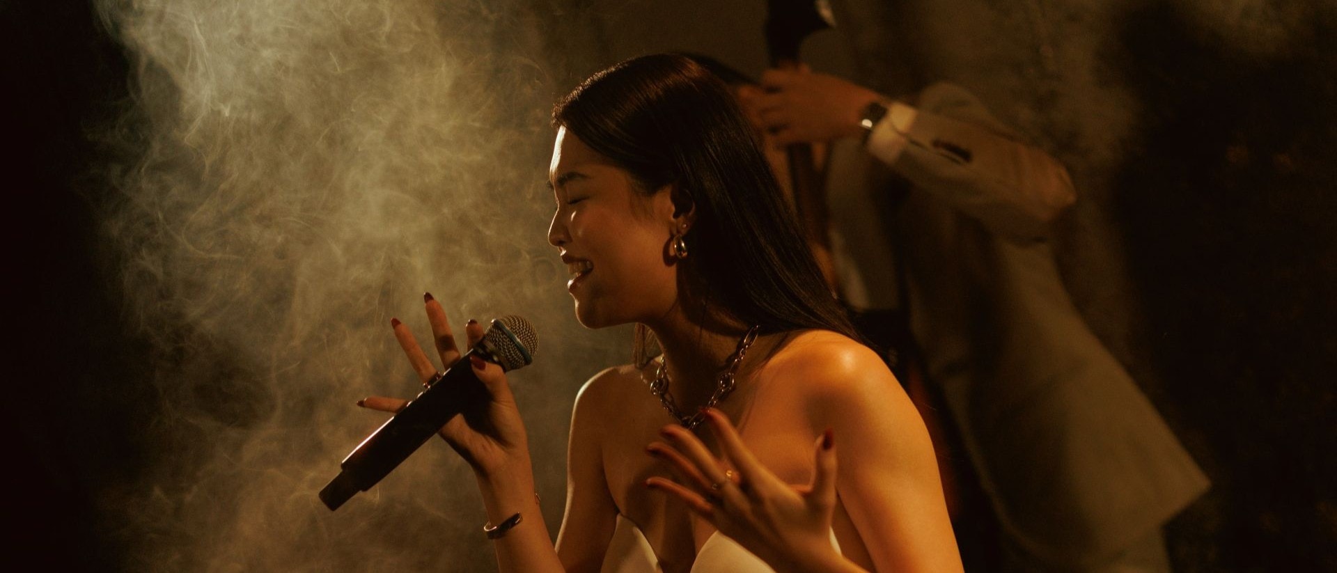 위스키 바에서 즐기는 스카이라인 재즈 세션