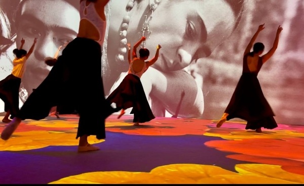 Dance Spectrum International의 Immersive Biography(몰입형 바이오그래피) 퍼포먼스 