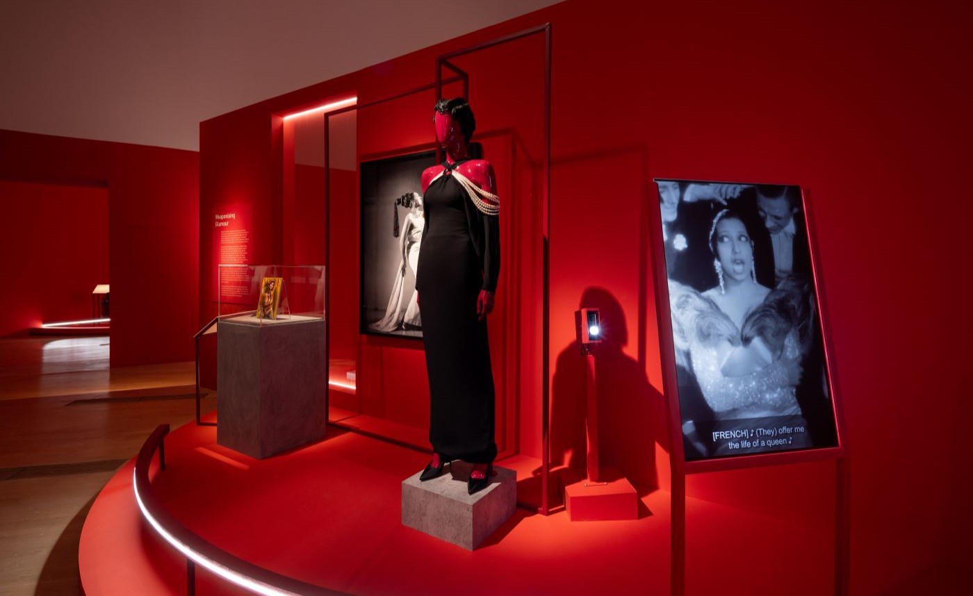 Weaponising Glamour(매력의 무기화)